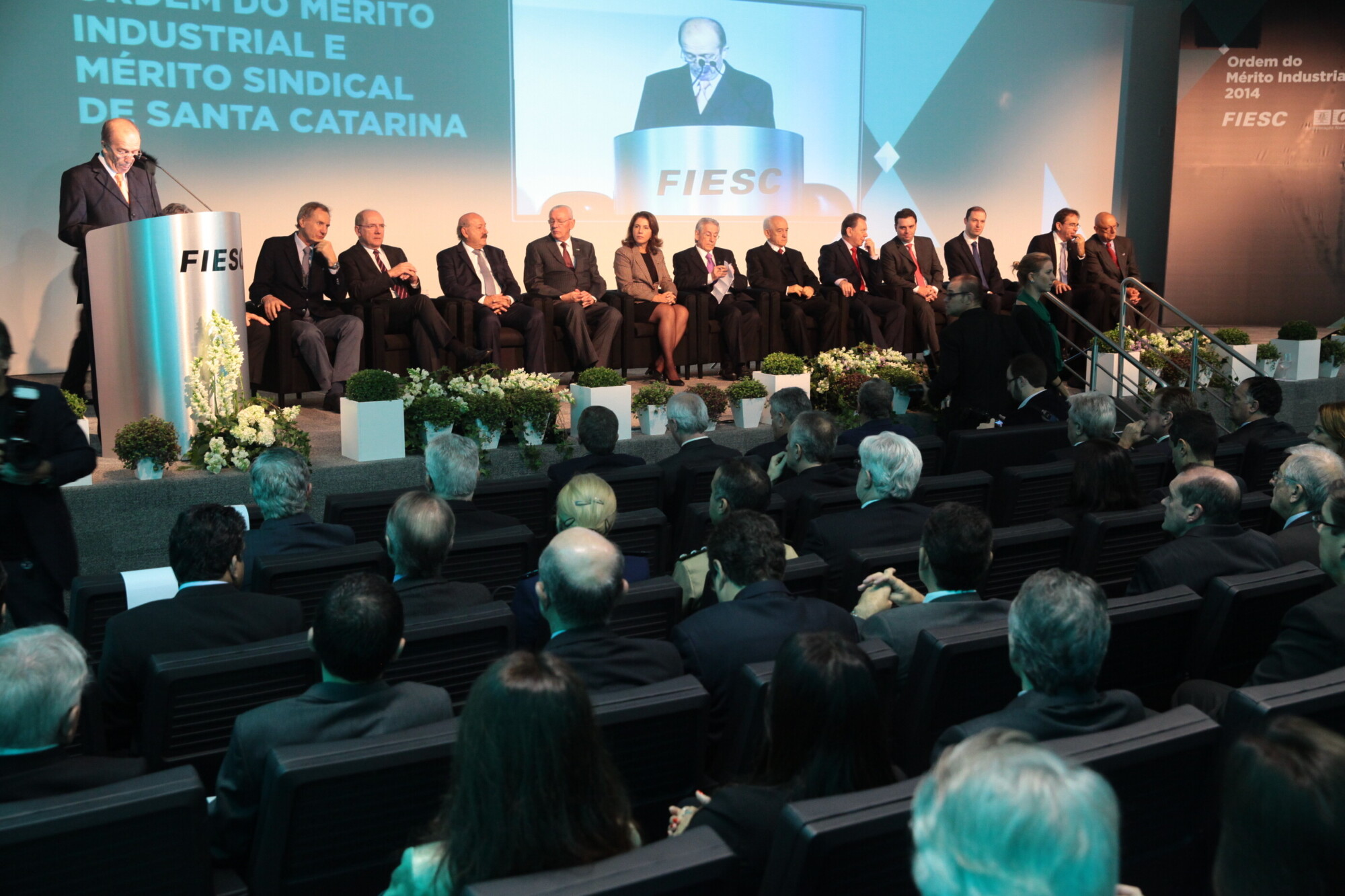 Legislativo prestigia solenidade de entrega da Ordem do Mérito Industrial
