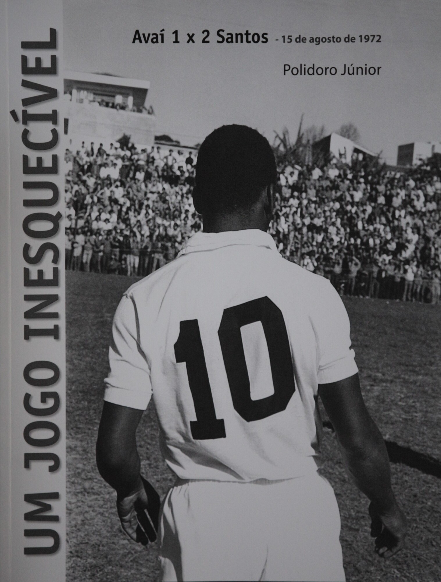 Jornalista fala na tribuna sobre livro 