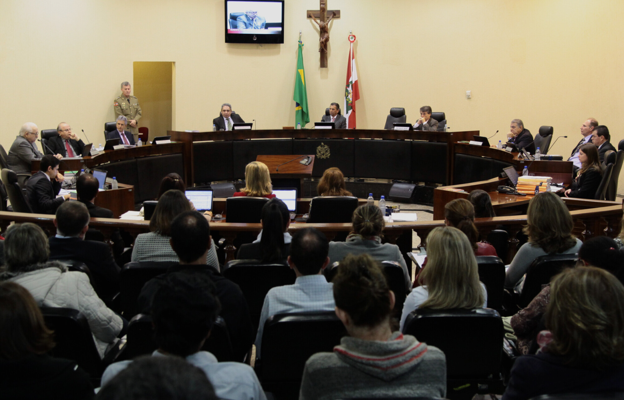 Assembleia cria comissão para analisar candidaturas à vaga no TCE
