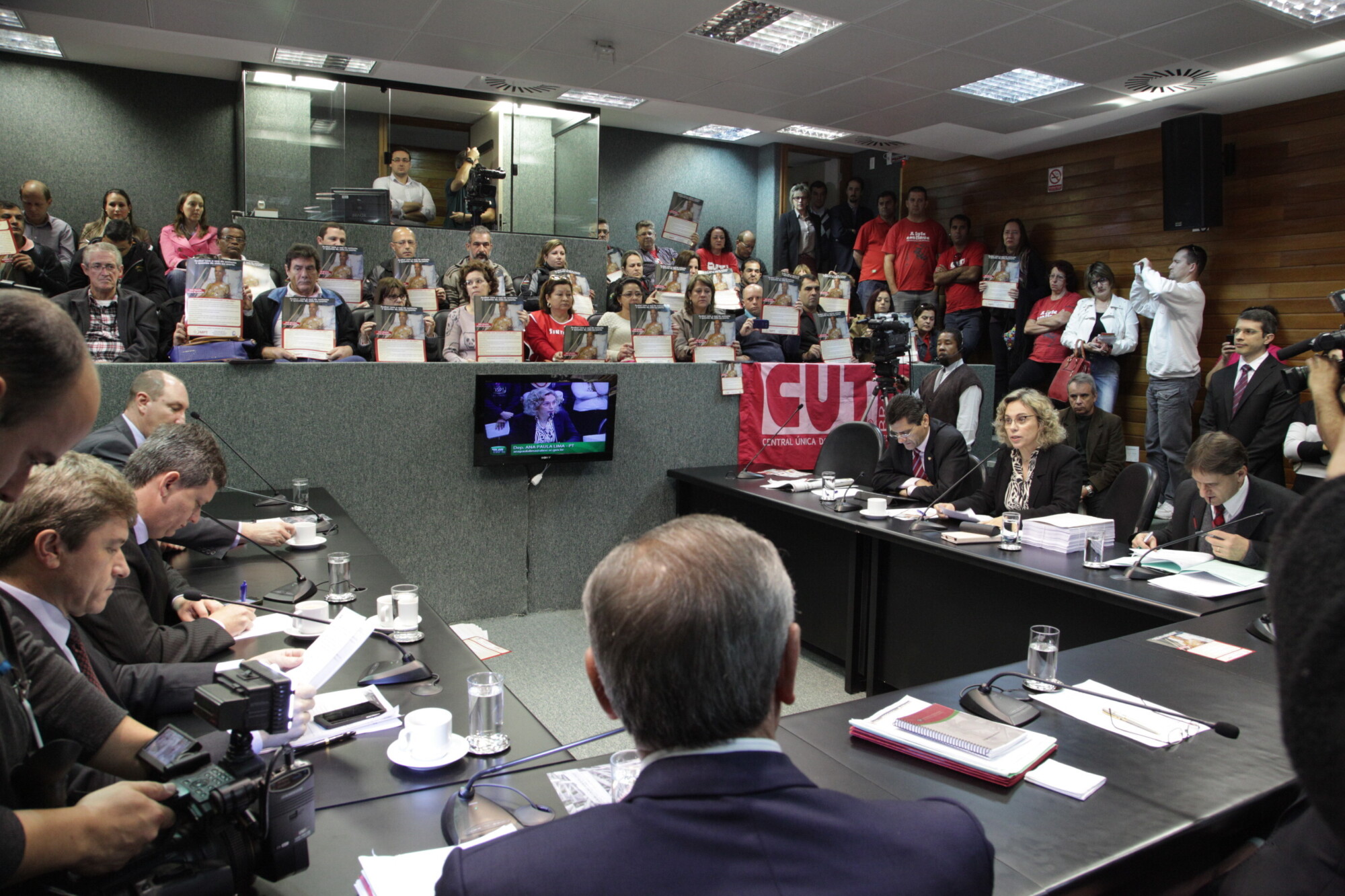 CCJ adia votação da proposta que visa proibir o uso do amianto no estado