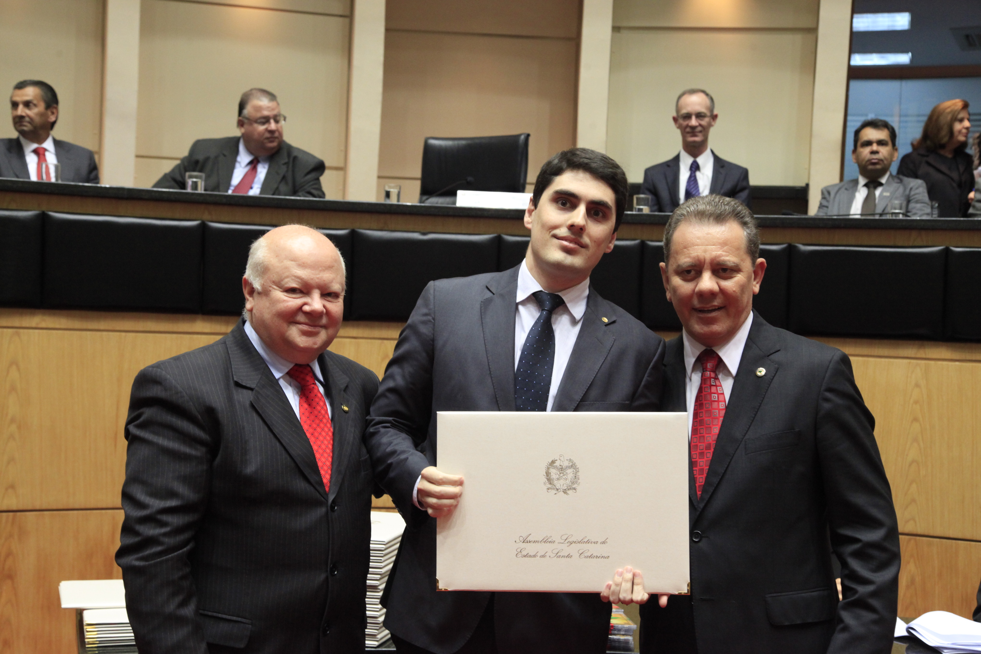 Título de Mérito Legislativo Catarinense ao Senhor Mário Olinger (in memoriam), neste ato representado por Mário Olinger Neto. Sessão Especial em comemoração aos 180 anos da Instalação do Parlamento Catarinense. Foto: Carlos Kilian/Agência AL