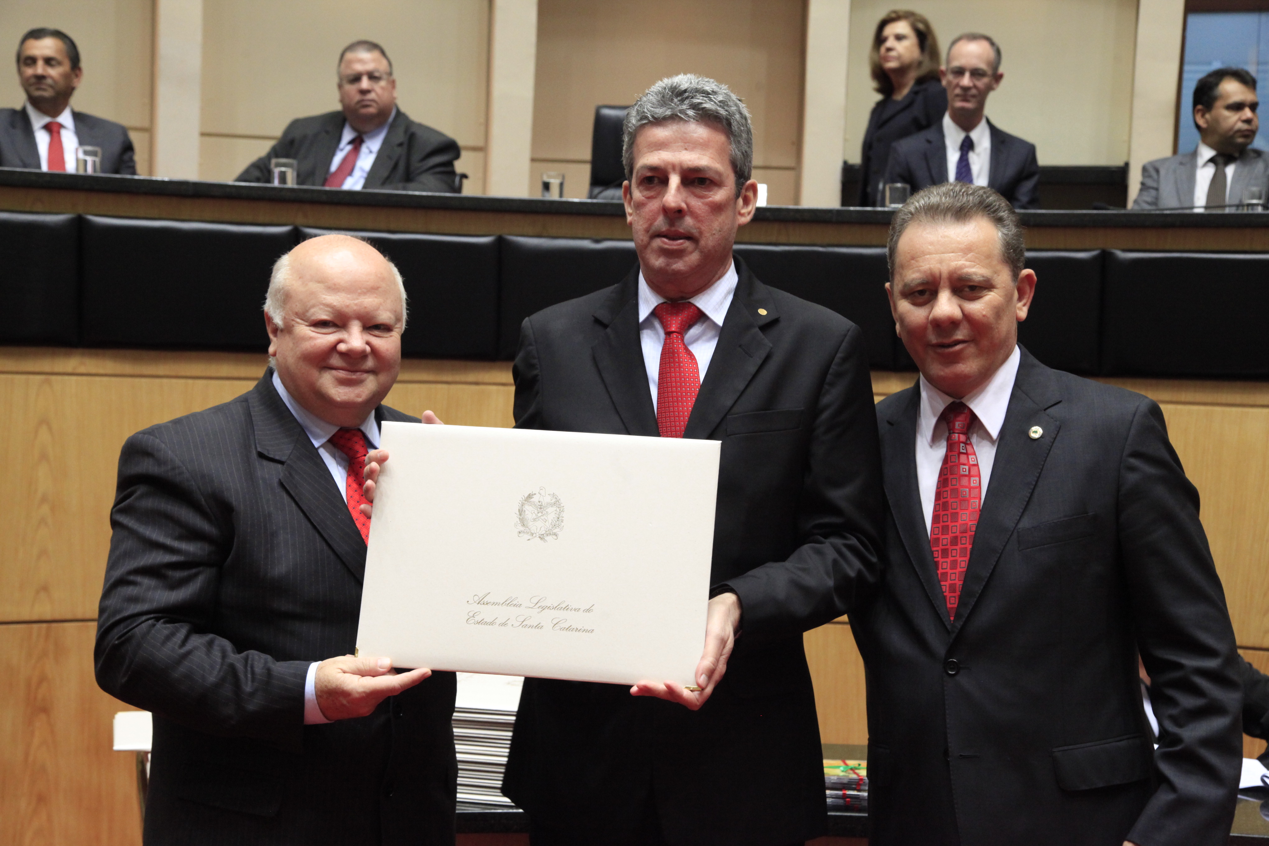 Título de Mérito Legislativo Catarinense ao Senhor Octacílio Pedro Ramos (in memoriam), neste ato representado por Jackson Ramos. Sessão Especial em comemoração aos 180 anos da Instalação do Parlamento Catarinense. Foto: Carlos Kilian/Agência AL