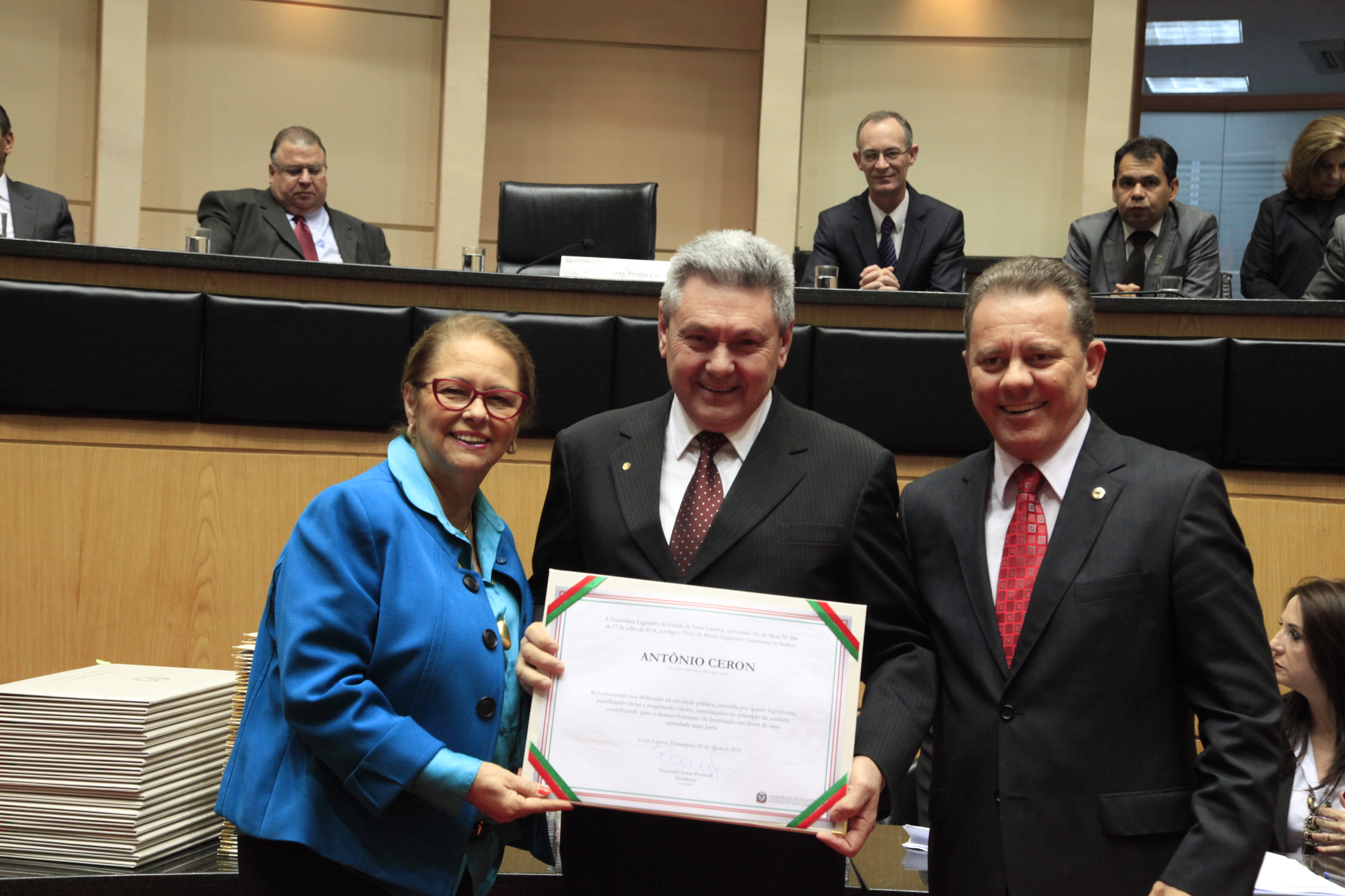 Título de Mérito Legislativo Catarinense ao Senhor Antônio Ceron - Sessão Especial em comemoração aos 180 anos da Instalação do Parlamento Catarinense. Foto: Carlos Kilian/Agência AL