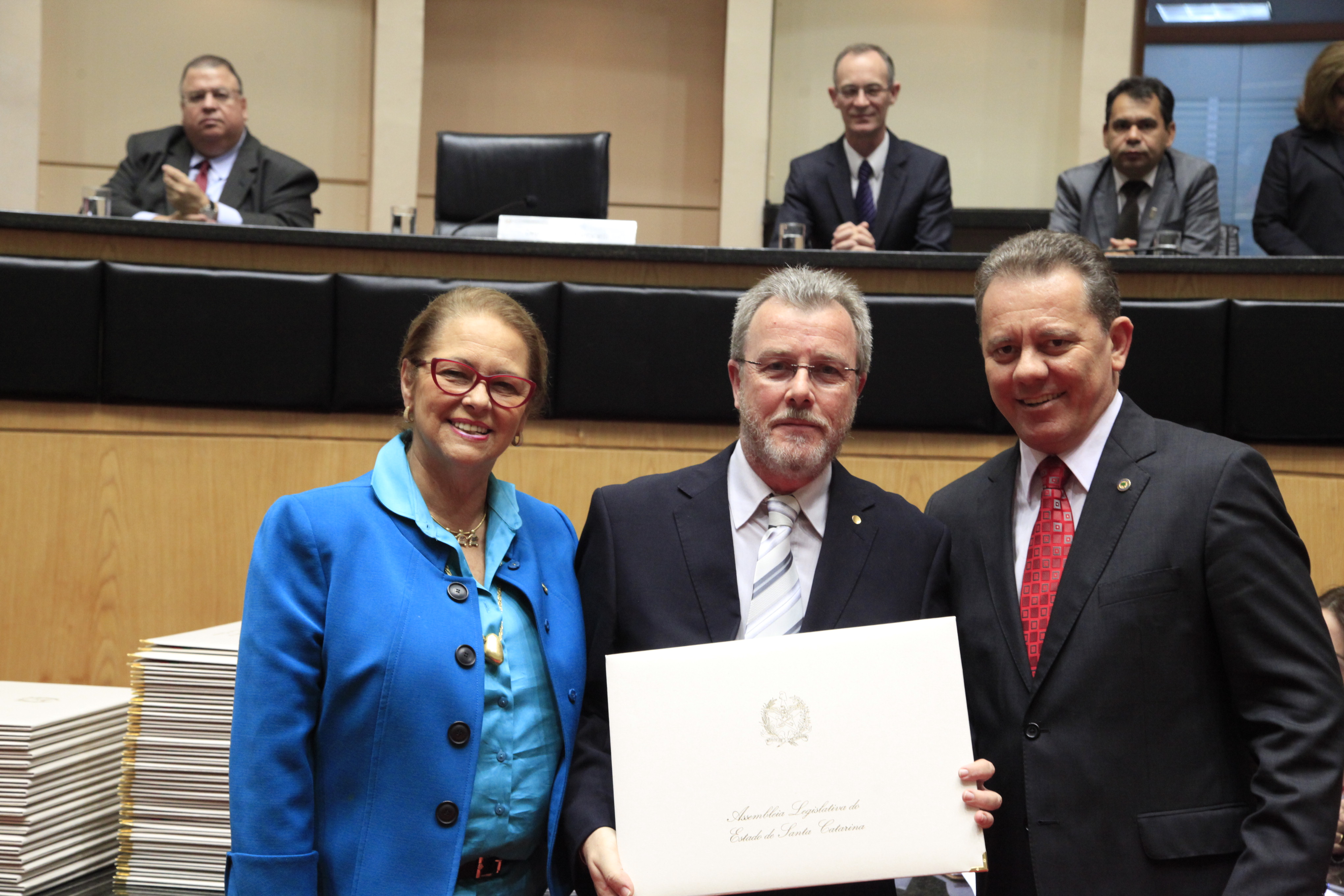 Título de Mérito Legislativo Catarinense ao Senhor Braz Joaquim Alves (in memoriam), neste ato representado por seu filho - Sessão Especial em comemoração aos 180 anos da Instalação do Parlamento Catarinense. Foto: Carlos Kilian/Agência AL