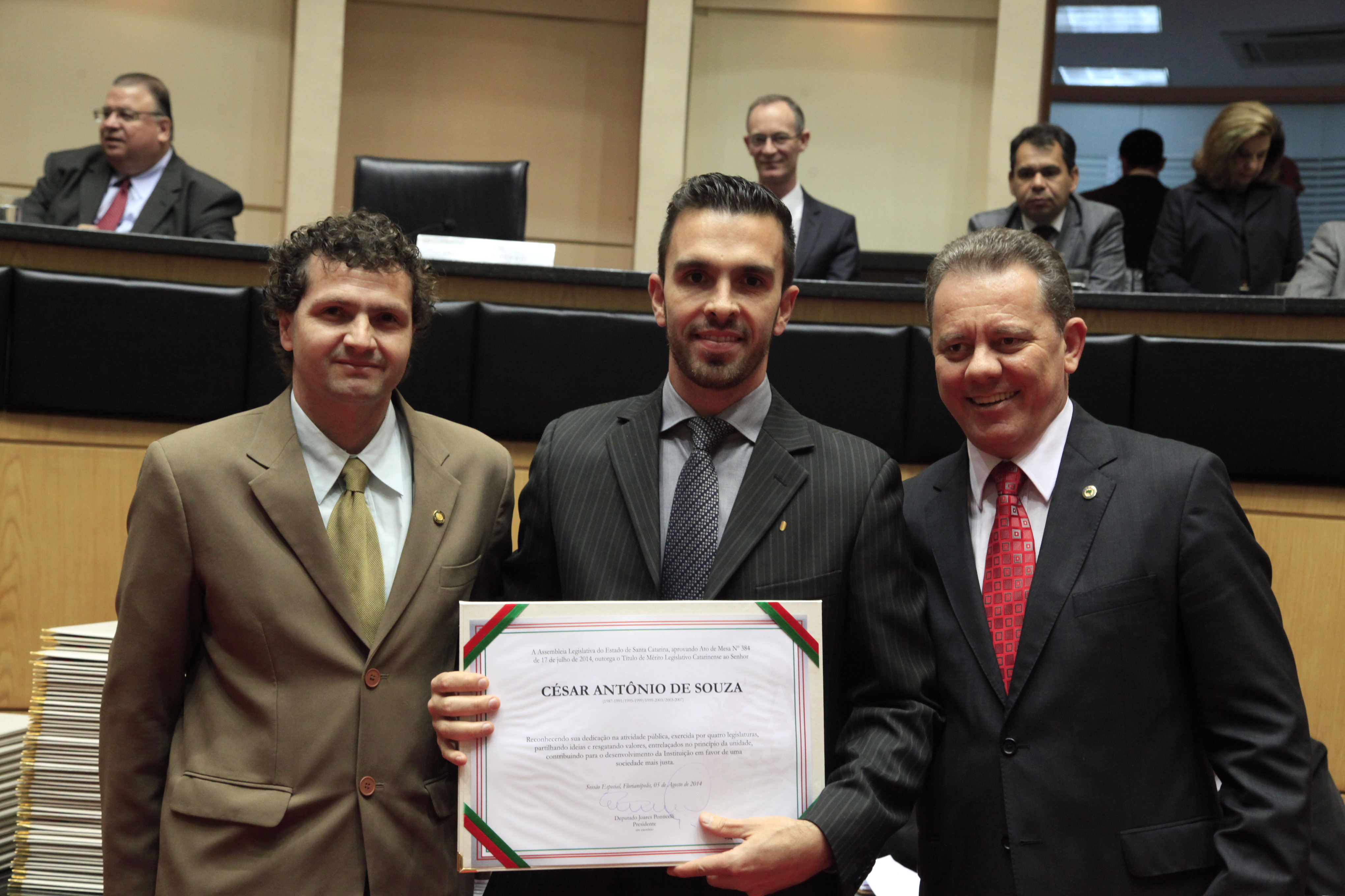 Título de Mérito Legislativo Catarinense ao Senhor César Antônio de Souza - Sessão Especial em comemoração aos 180 anos da Instalação do Parlamento Catarinense. Foto: Carlos Kilian/Agência AL
