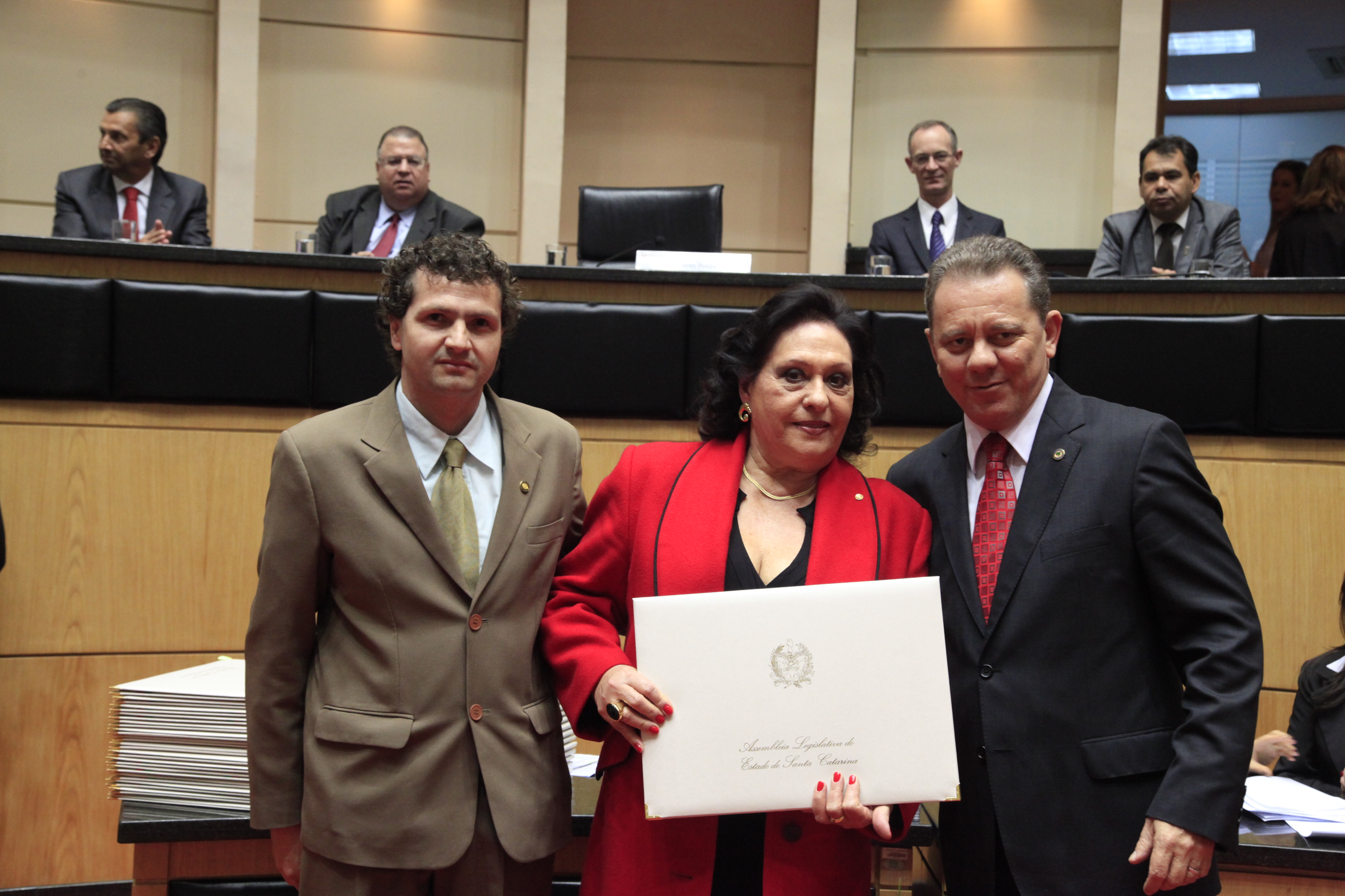 Título de Mérito Legislativo Catarinense ao Senhor Elgydio Lunardi, (in memoriam), neste ato, representado por Solange Lunardi. Sessão Especial em comemoração aos 180 anos da Instalação do Parlamento Catarinense. Foto: Carlos Kilian/Agência AL