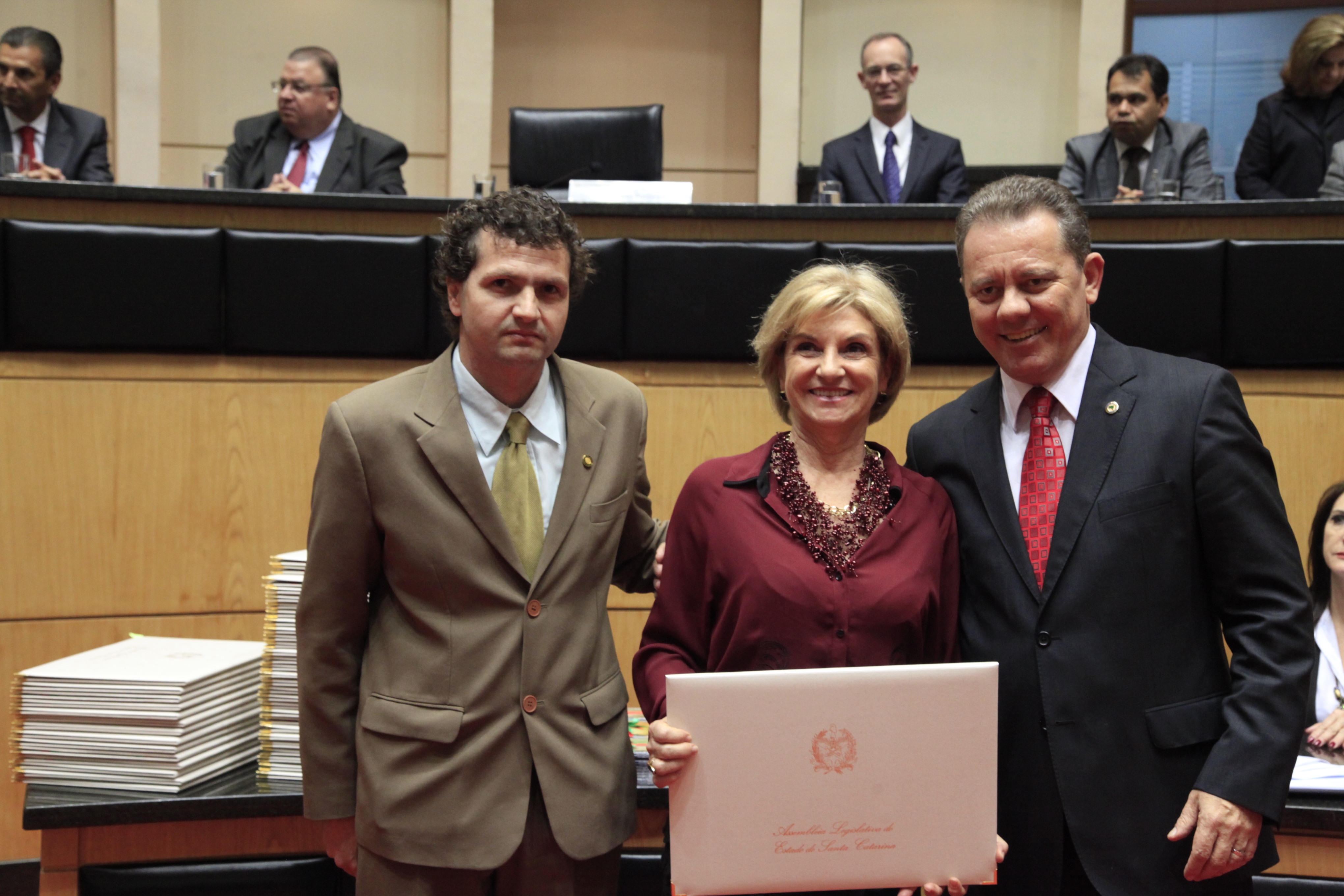 Título de Mérito Legislativo Catarinense ao Senhor Epitácio Bittencourt (in memoriam) , neste ato representado pela senhora Margaret Bittencourt. Sessão Especial em comemoração aos 180 anos da Instalação do Parlamento Catarinense. Foto: Carlos Kilian/Agência AL