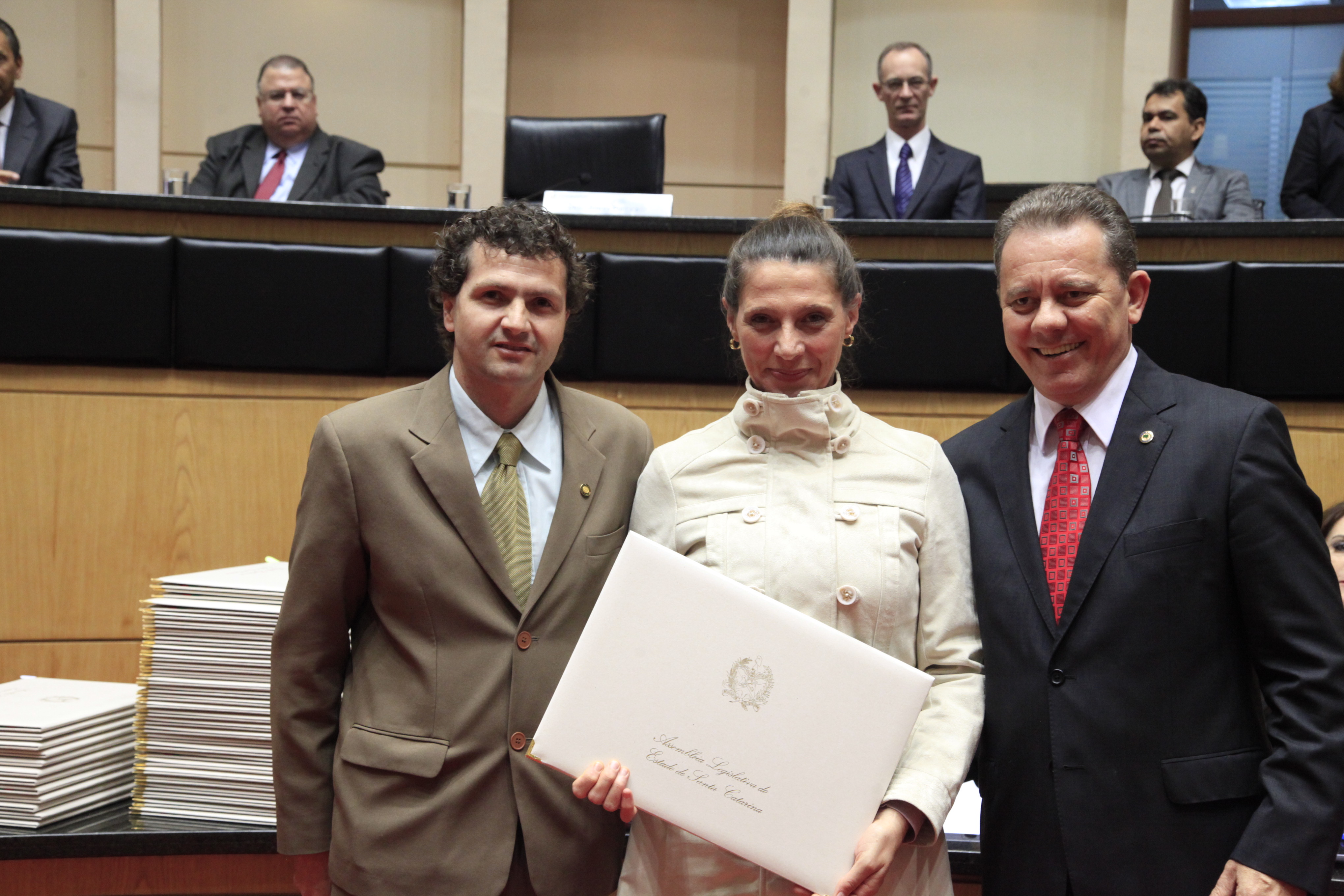 Título de Mérito Legislativo Catarinense ao Senhor Fioravante Massolini (in memoriam), neste ato representado pela Senhora Marta Massolini. Sessão Especial em comemoração aos 180 anos da Instalação do Parlamento Catarinense. Foto: Carlos Kilian/Agência AL