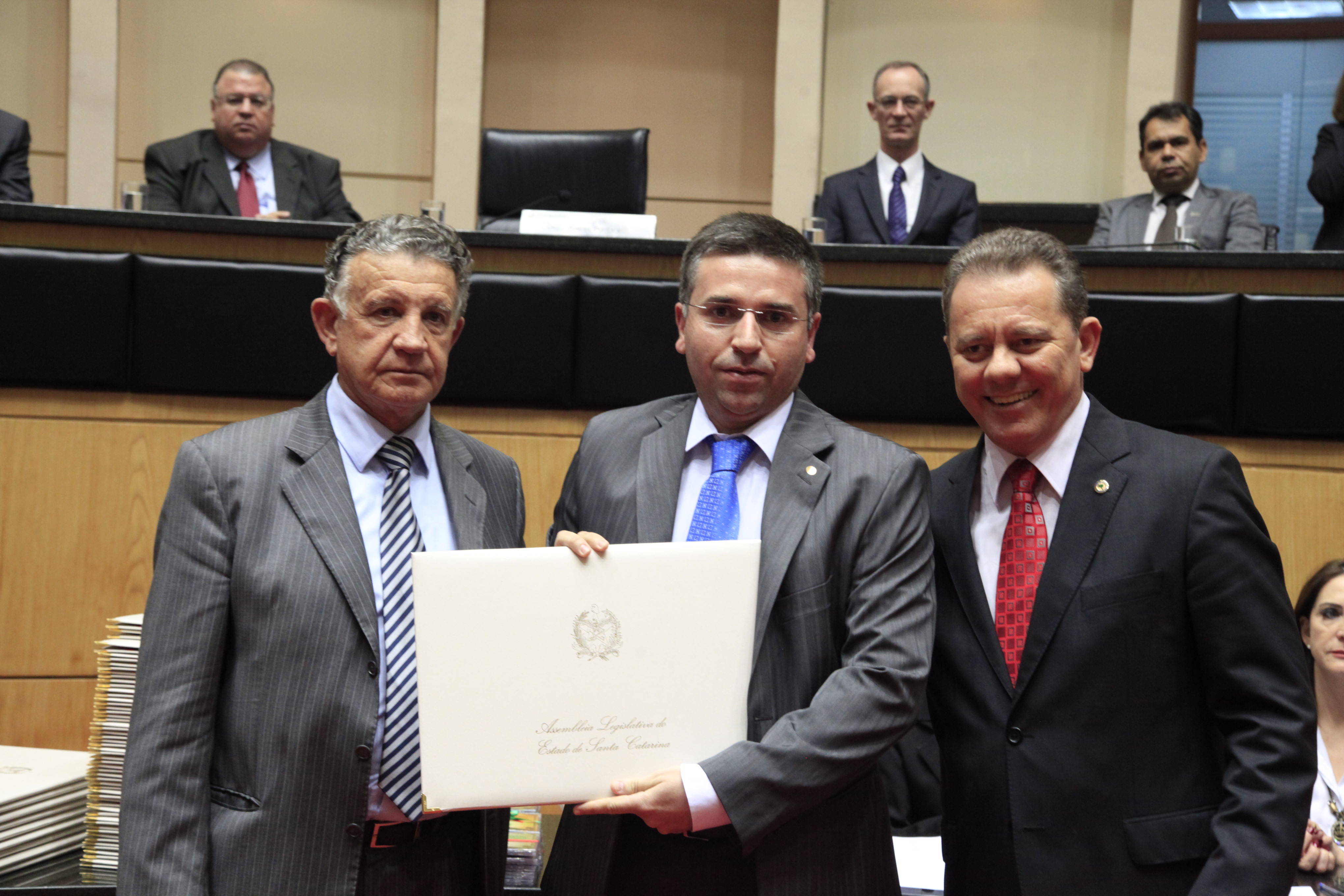 Título de Mérito Legislativo Catarinense ao Senhor Gentil Bellani (in memoriam), neste ato representado por Gentil Bellani Neto. Sessão Especial em comemoração aos 180 anos da Instalação do Parlamento Catarinense. Foto: Carlos Kilian/Agência AL