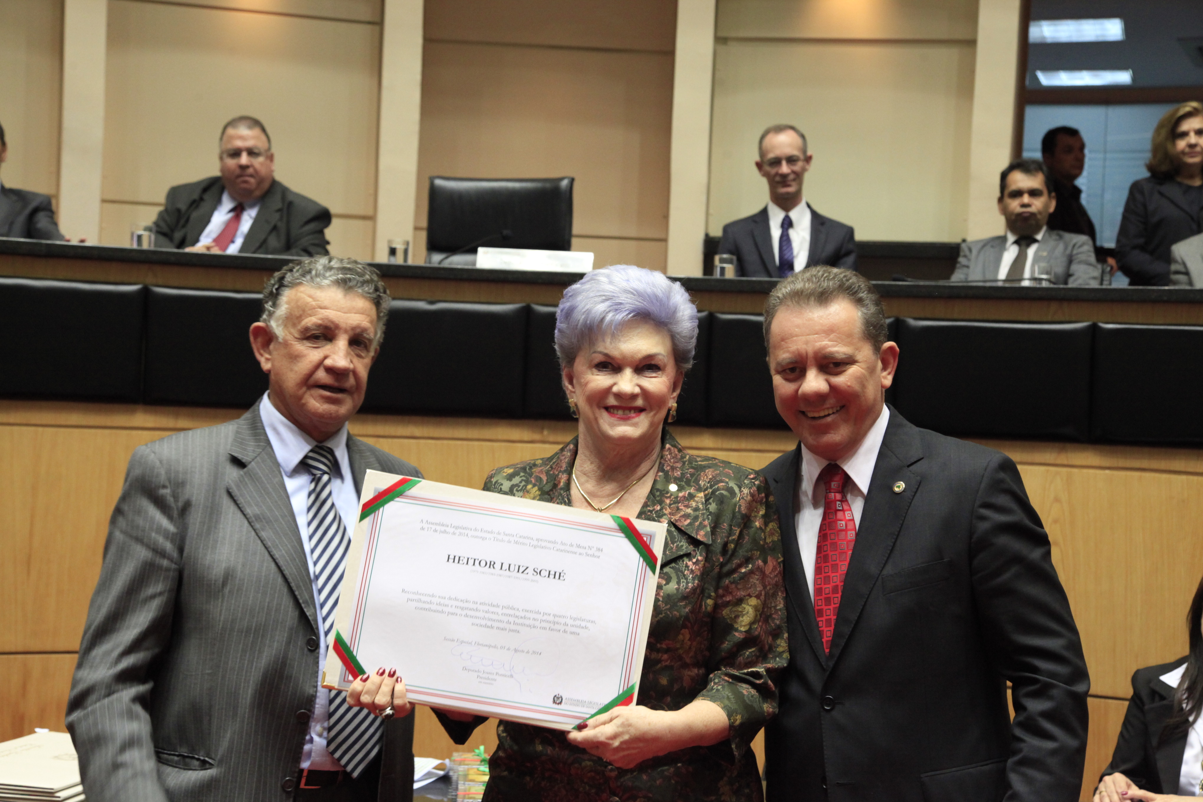 Título de Mérito Legislativo Catarinense ao Senhor Heitor Luiz Sché, neste ato representado por Marli Sché. Sessão Especial em comemoração aos 180 anos da Instalação do Parlamento Catarinense. Foto: Carlos Kilian/Agência AL