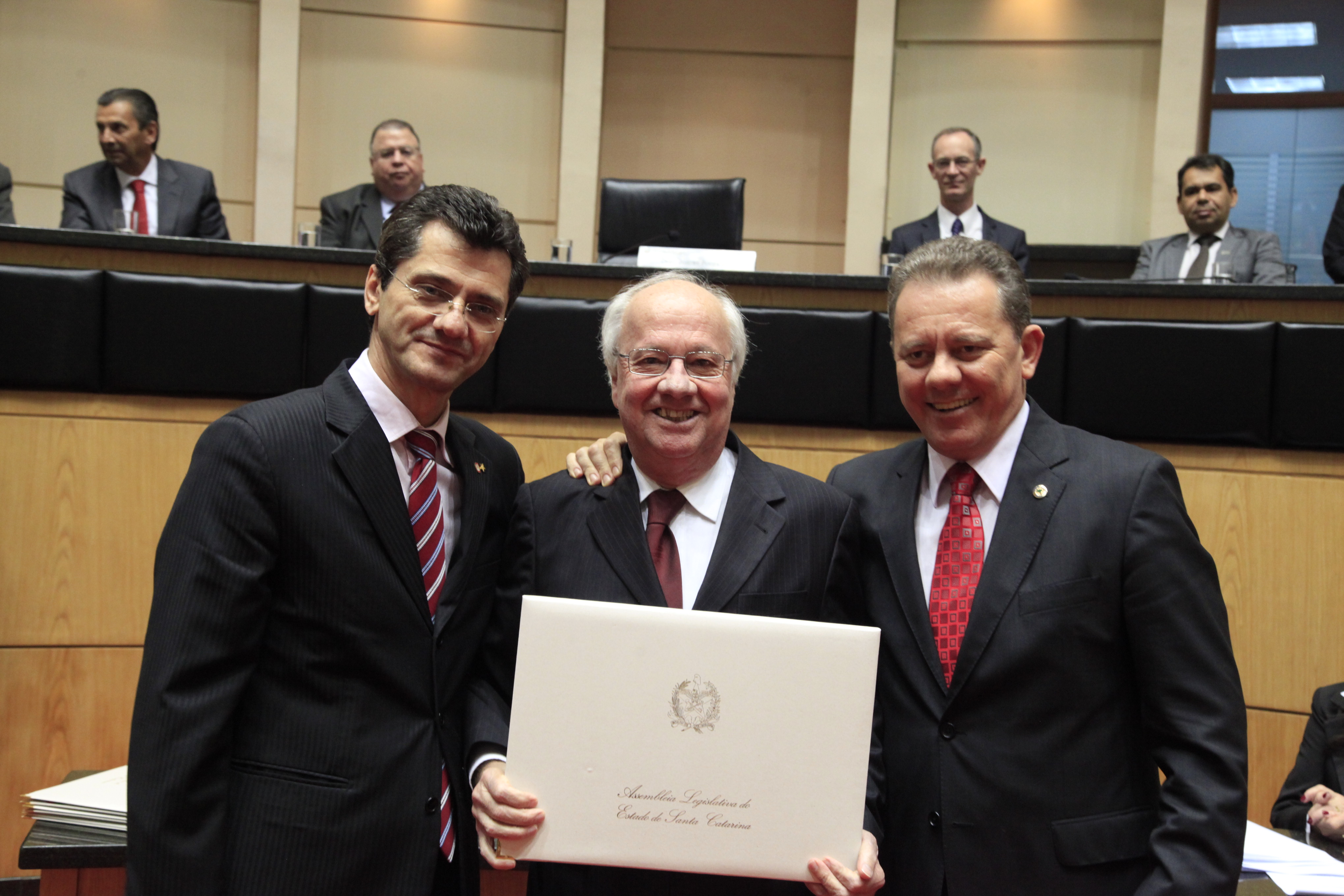 Título de Mérito Legislativo Catarinense ao Senhor Ivo Silveira (in memoriam), neste ato representado por Renato Silveira. Sessão Especial em comemoração aos 180 anos da Instalação do Parlamento Catarinense. Foto: Carlos Kilian/Agência AL