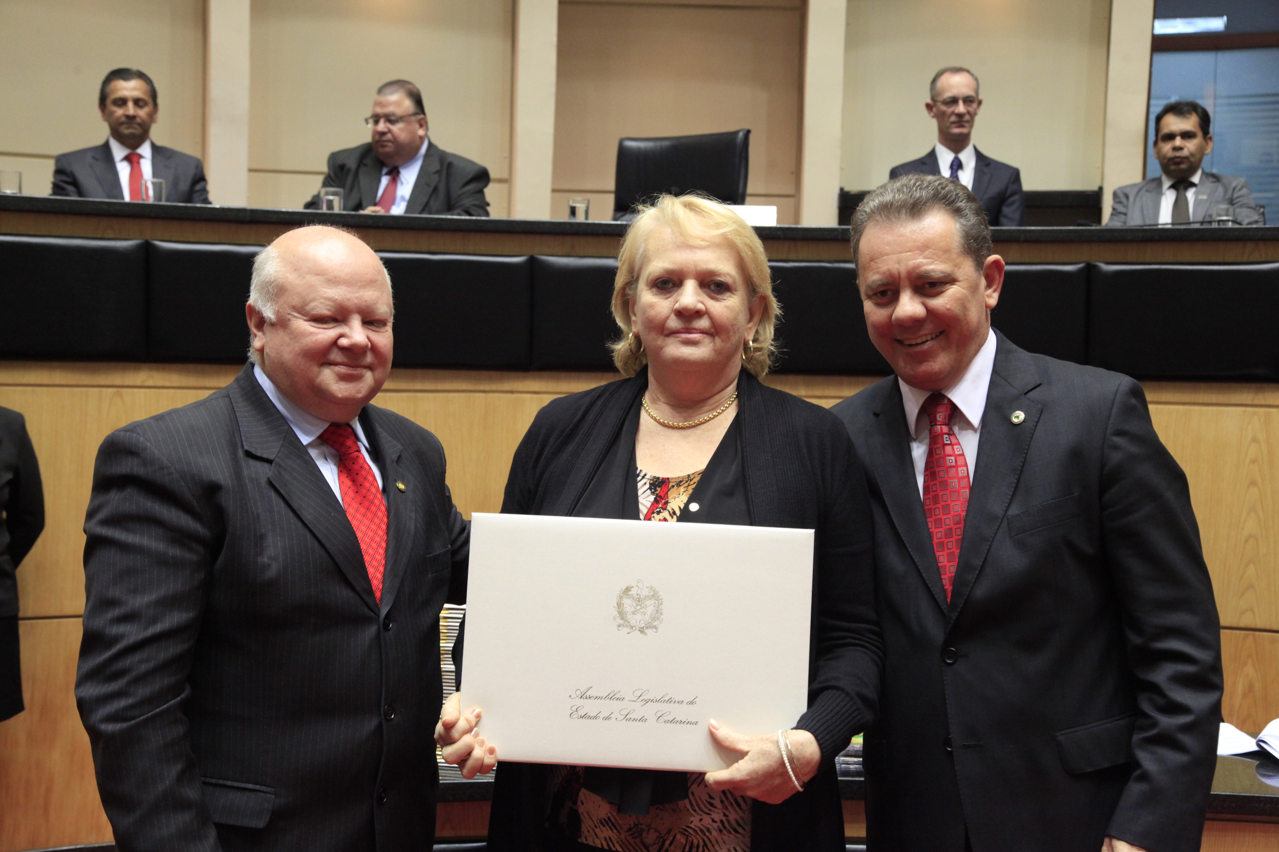 Título de Mérito Legislativo Catarinense ao Senhor Lício Mauro da Silveira (in memoriam), neste ato representado por Carla Anetti Puls da Silveira. Sessão Especial em comemoração aos 180 anos da Instalação do Parlamento Catarinense. Foto: Carlos Kilian/Agência AL