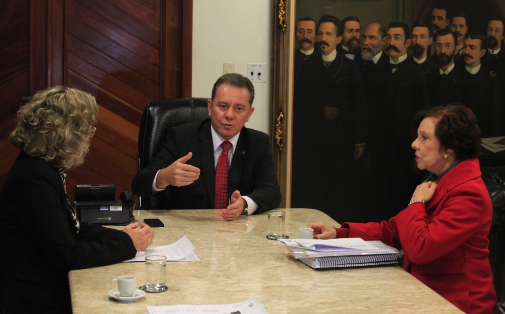Presidente da Assembléia Legislativa Dep Joares Ponticelli (PP) e a Dep. Ana paula Lima (PT) recebem Neusa Dias integrante do Comitê Nacional de Enfrentamento ao Tráfico de Pessoas. Foto Carlos Kilian/Agência AL