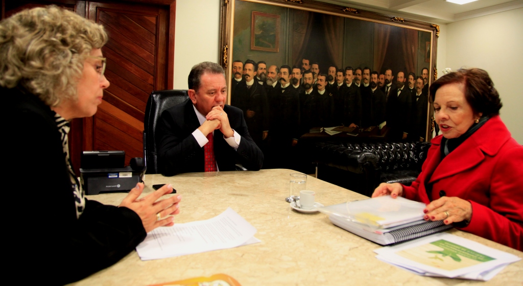 Presidente da Assembléia Legislativa Dep Joares Ponticelli (PP) e a Dep. Ana paula Lima (PT) recebem Neusa Dias integrante do Comitê Nacional de Enfrentamento ao Tráfico de Pessoas. Foto Carlos Kilian/Agência AL