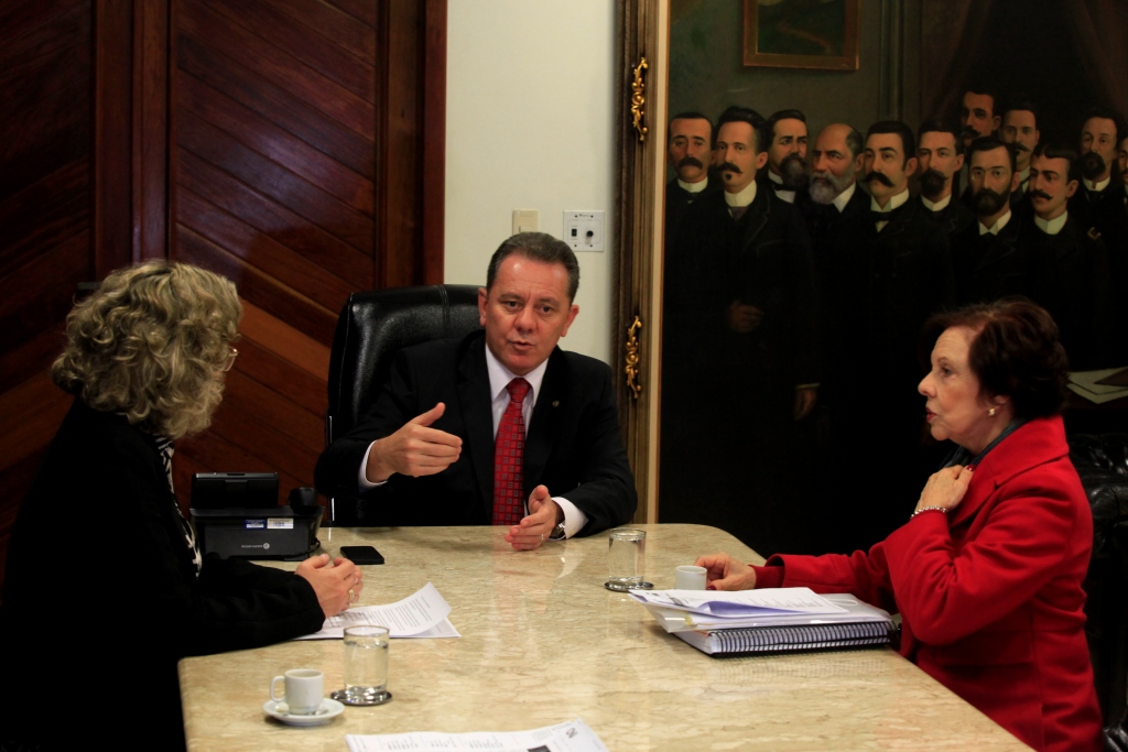 Presidente da Assembléia Legislativa Dep Joares Ponticelli (PP) e a Dep. Ana paula Lima (PT) recebem Neusa Dias integrante do Comitê Nacional de Enfrentamento ao Tráfico de Pessoas. Foto Carlos Kilian/Agência AL