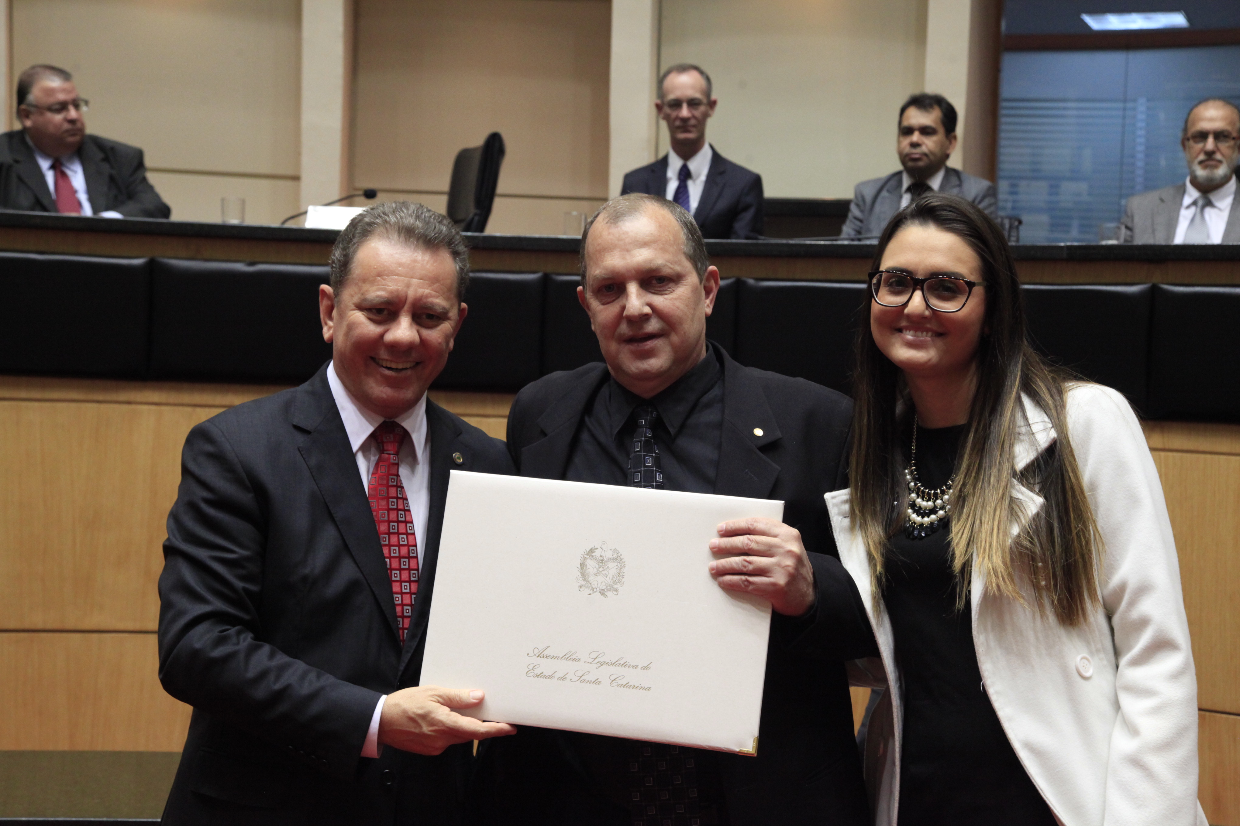 Título de Mérito Legislativo Catarinense ao Senhor Lauro Locks (in memoriam), neste ato representado por seus filhos. Título de Mérito Legislativo Catarinense ao Senhor Lauro Locks. Sessão Especial em comemoração aos 180 anos da Instalação do Parlamento Catarinense. Foto: Carlos Kilian/Agência AL
