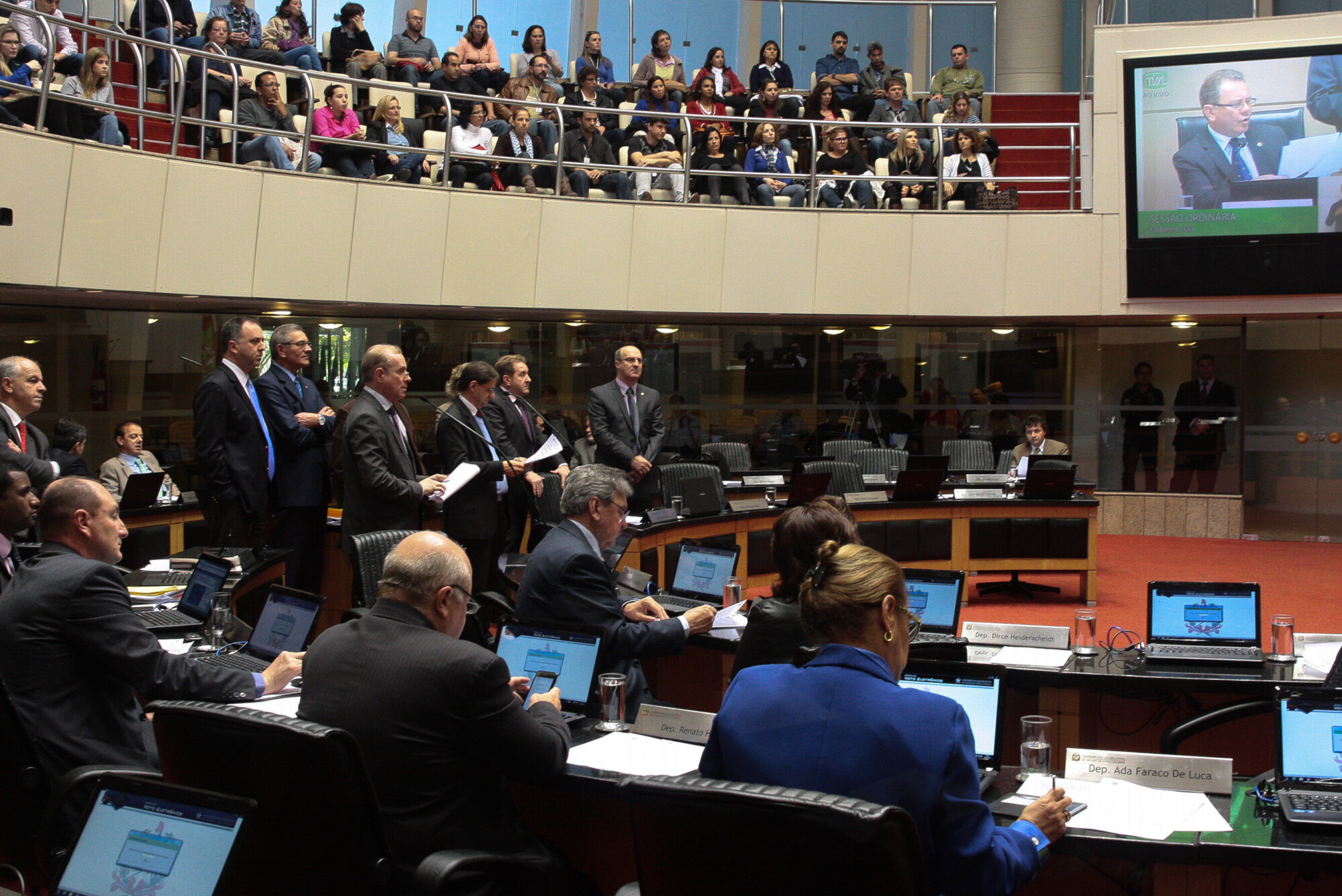 Assembleia aprova reajustes e gratificações salariais para servidores públicos
