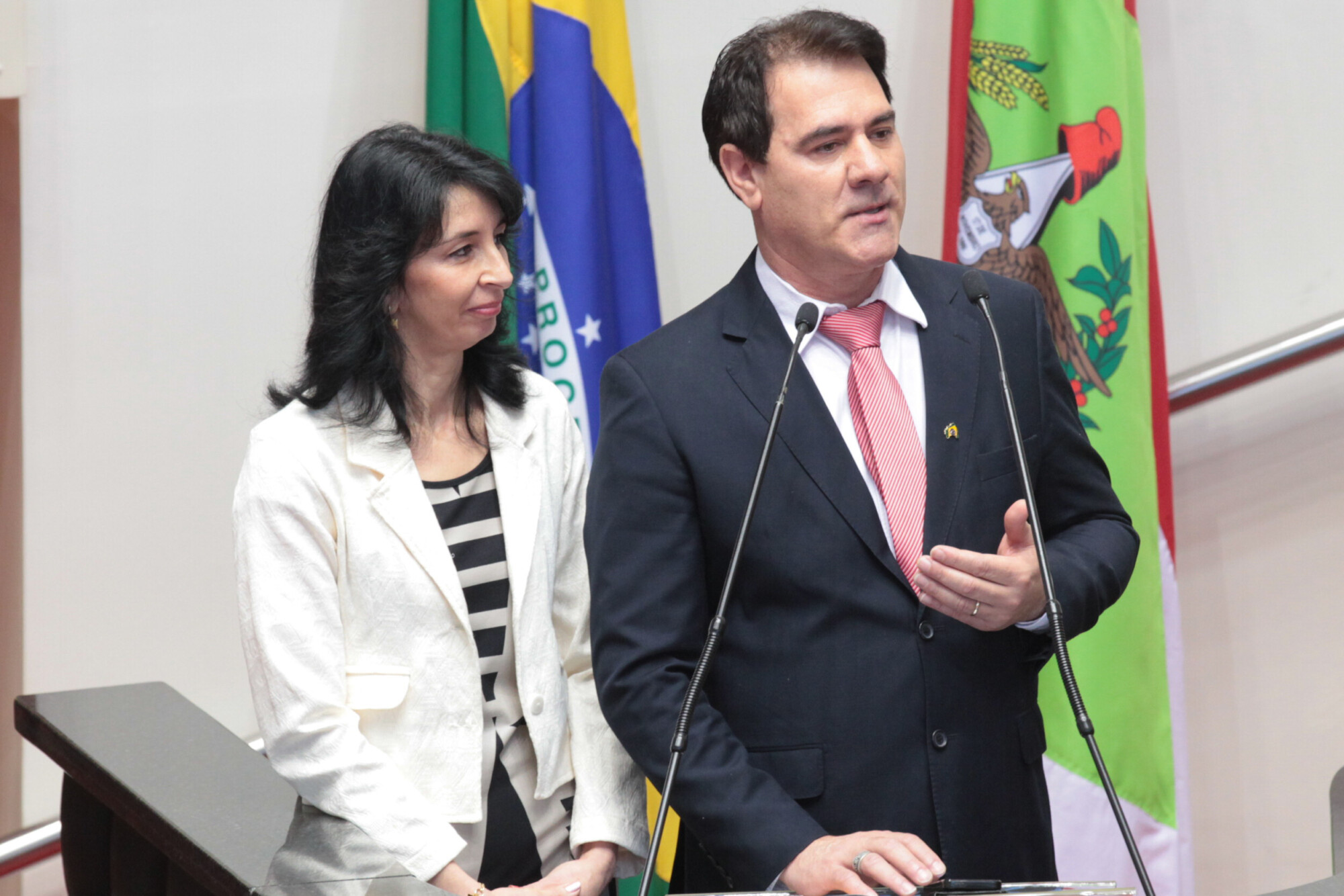 Giana Martins e Andevir Isganzella, prefeito de Capinzal, na tribuna da Assembleia. FOTO: Juliana Stadnik/Agência AL