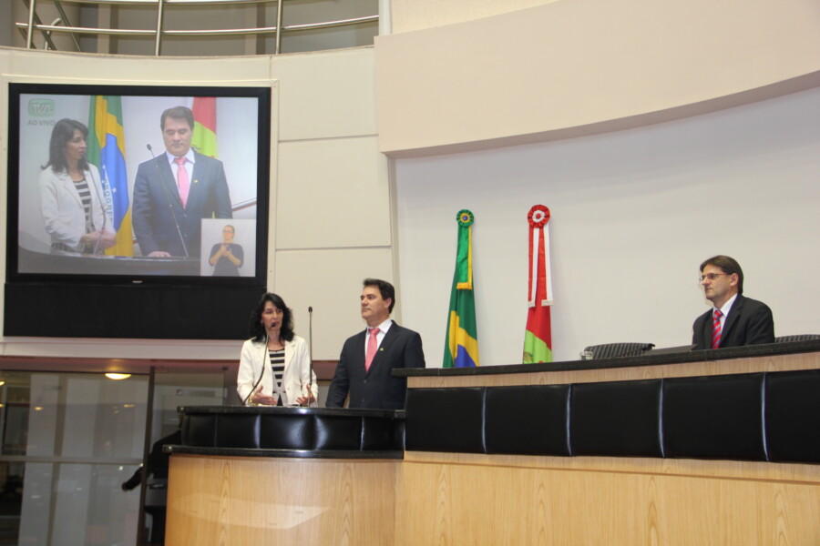 Saretta acompanhou explanação da Diretora Giana e do Prefeito Andevir. Foto: Divulgação