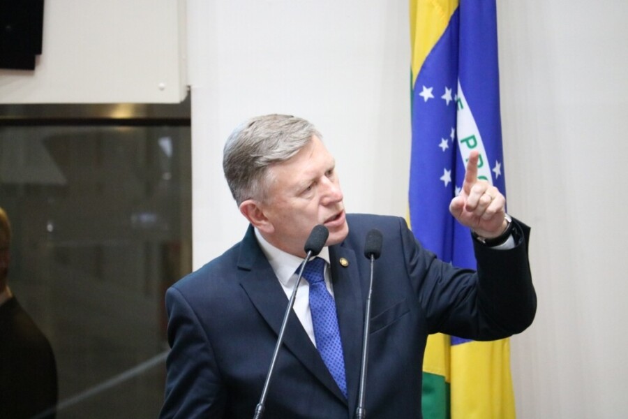 Diretora da Escola Mater Dolorum e Prefeito de Capinzal Andevir Sganzerla reunidos com o Deputado Neodi Saretta. Foto: Divulgação