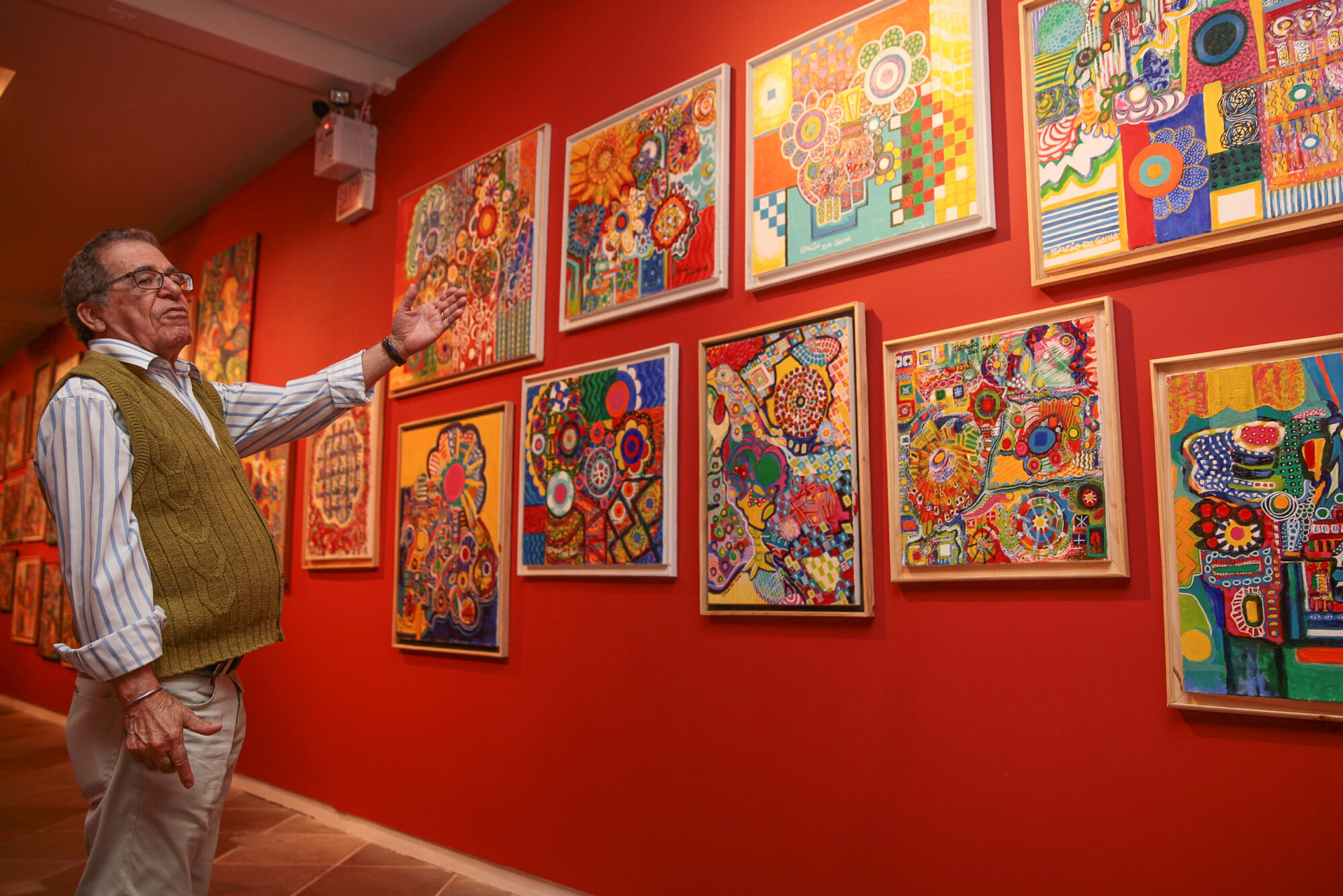 Cor e energia explodem na exposição de Tércio da Gama, manezinho da gema e do coração