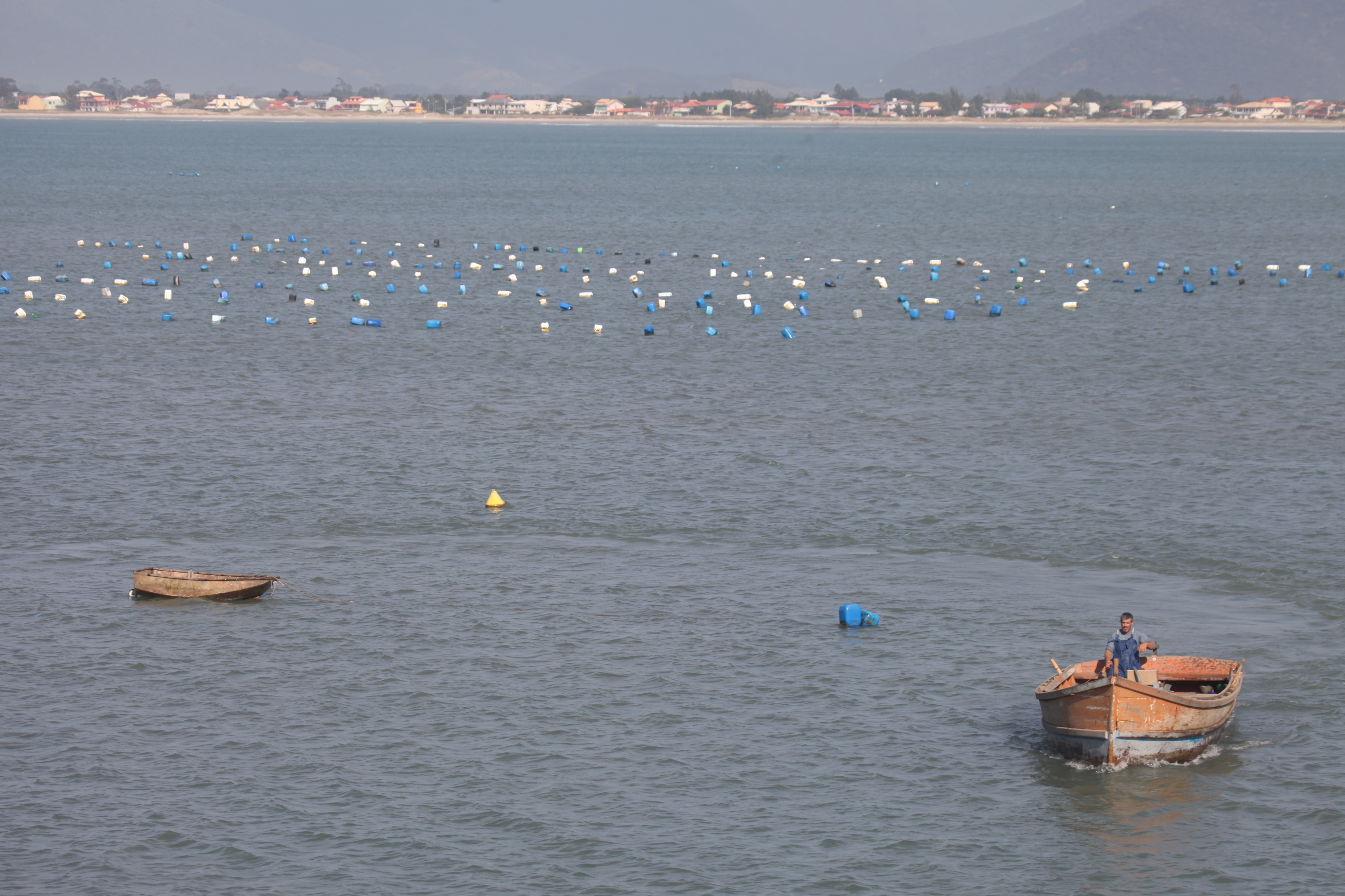 Técnicos da Cidasc coletam amostras da água do mar para medir o nível de toxinas. Foto: Fábio Queiroz / Agência AL