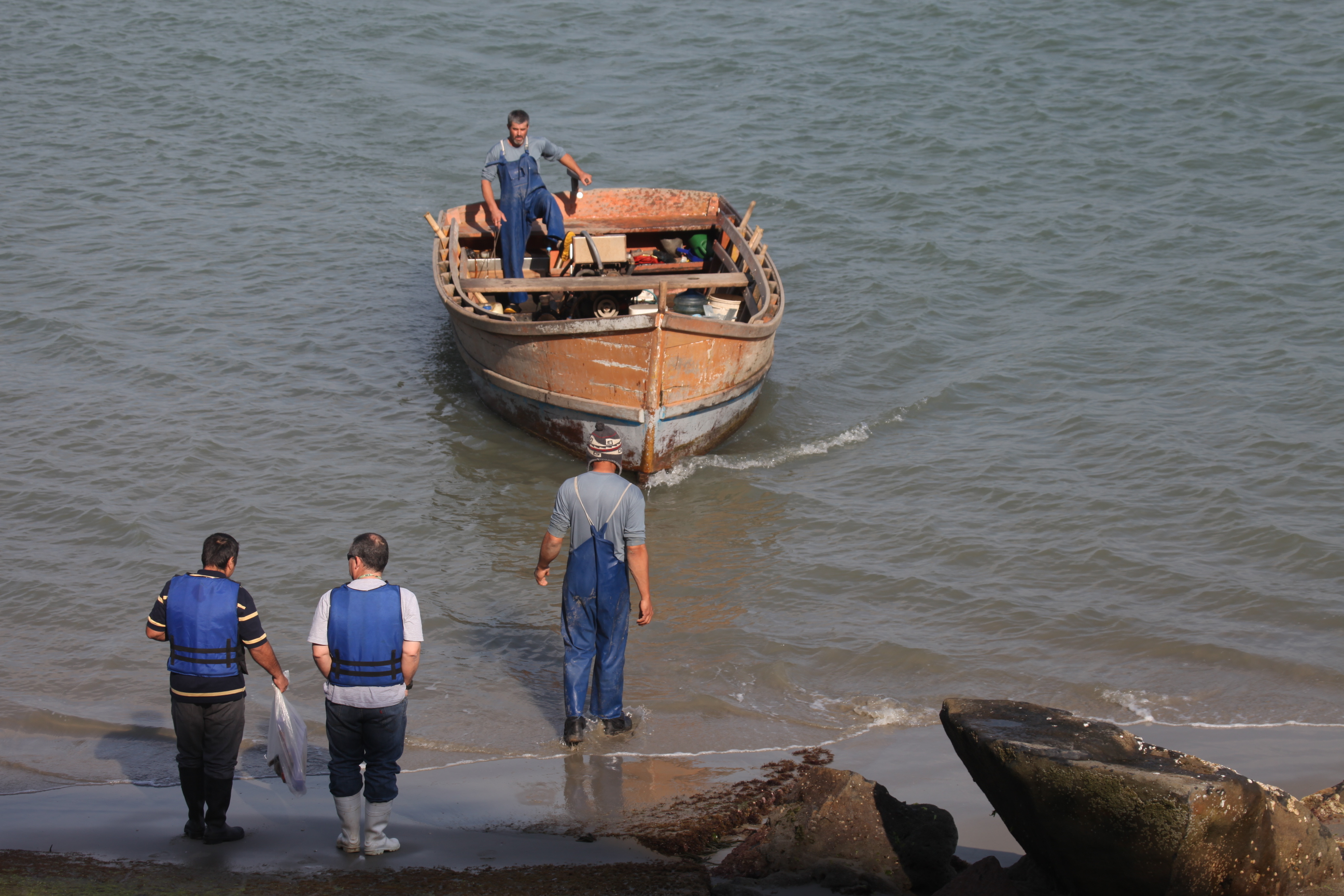 Técnicos da Cidasc coletam amostras da água do mar para medir o nível de toxinas. Foto: Fábio Queiroz / Agência AL