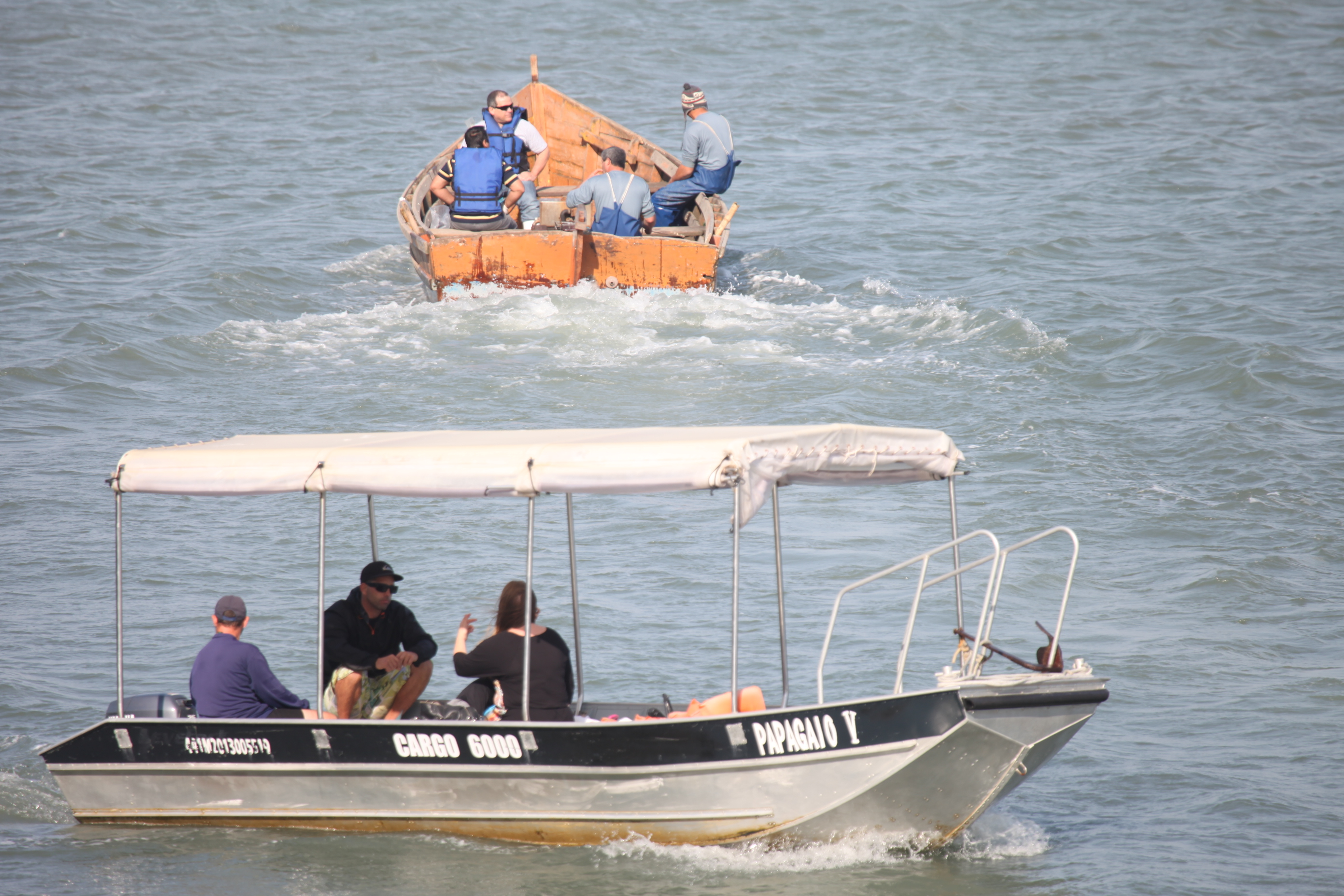 Técnicos da Cidasc coletam amostras da água do mar para medir o nível de toxinas. Foto: Fábio Queiroz / Agência AL