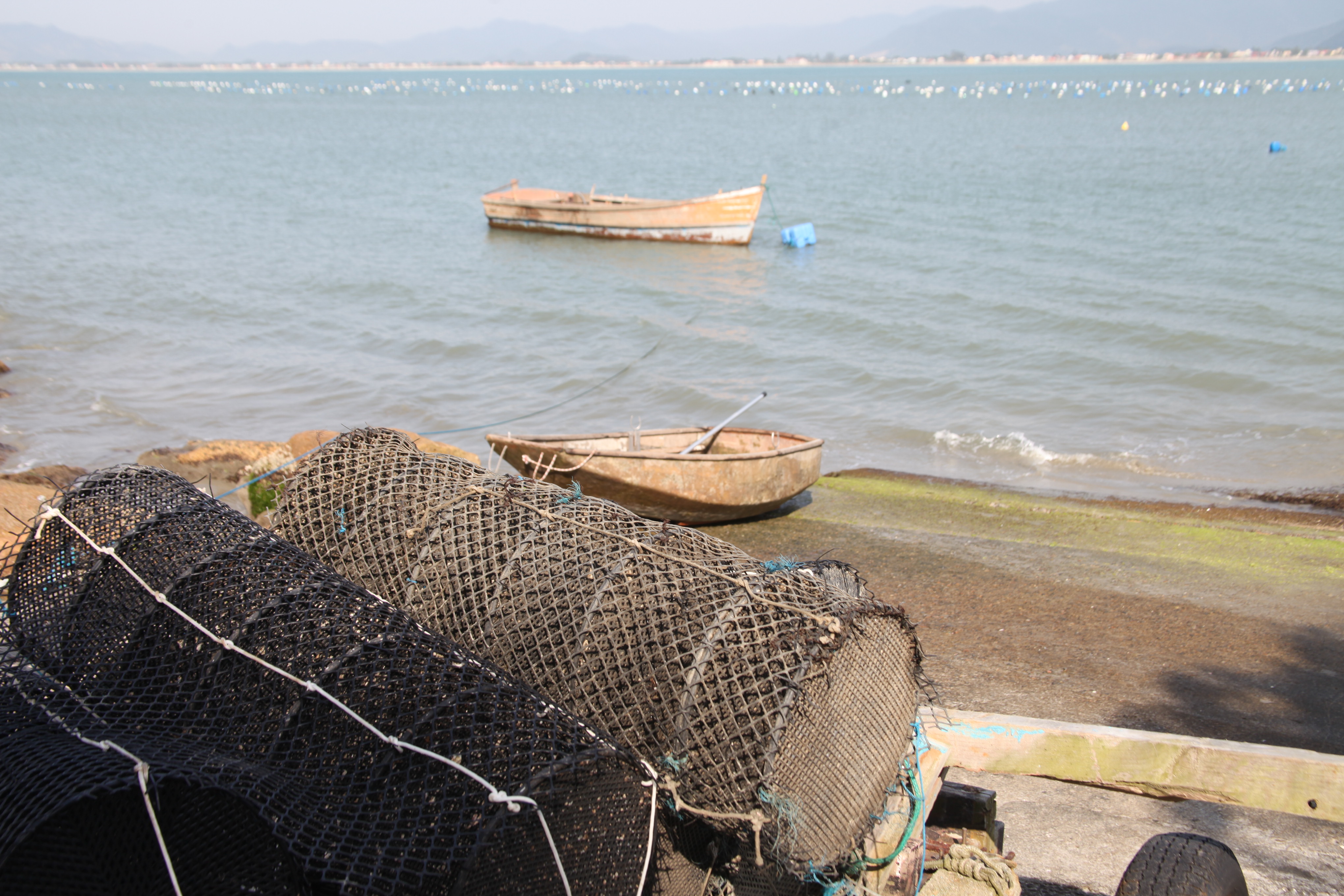 Técnicos da Cidasc coletam amostras da água do mar para medir o nível de toxinas. Foto: Fábio Queiroz / Agência AL