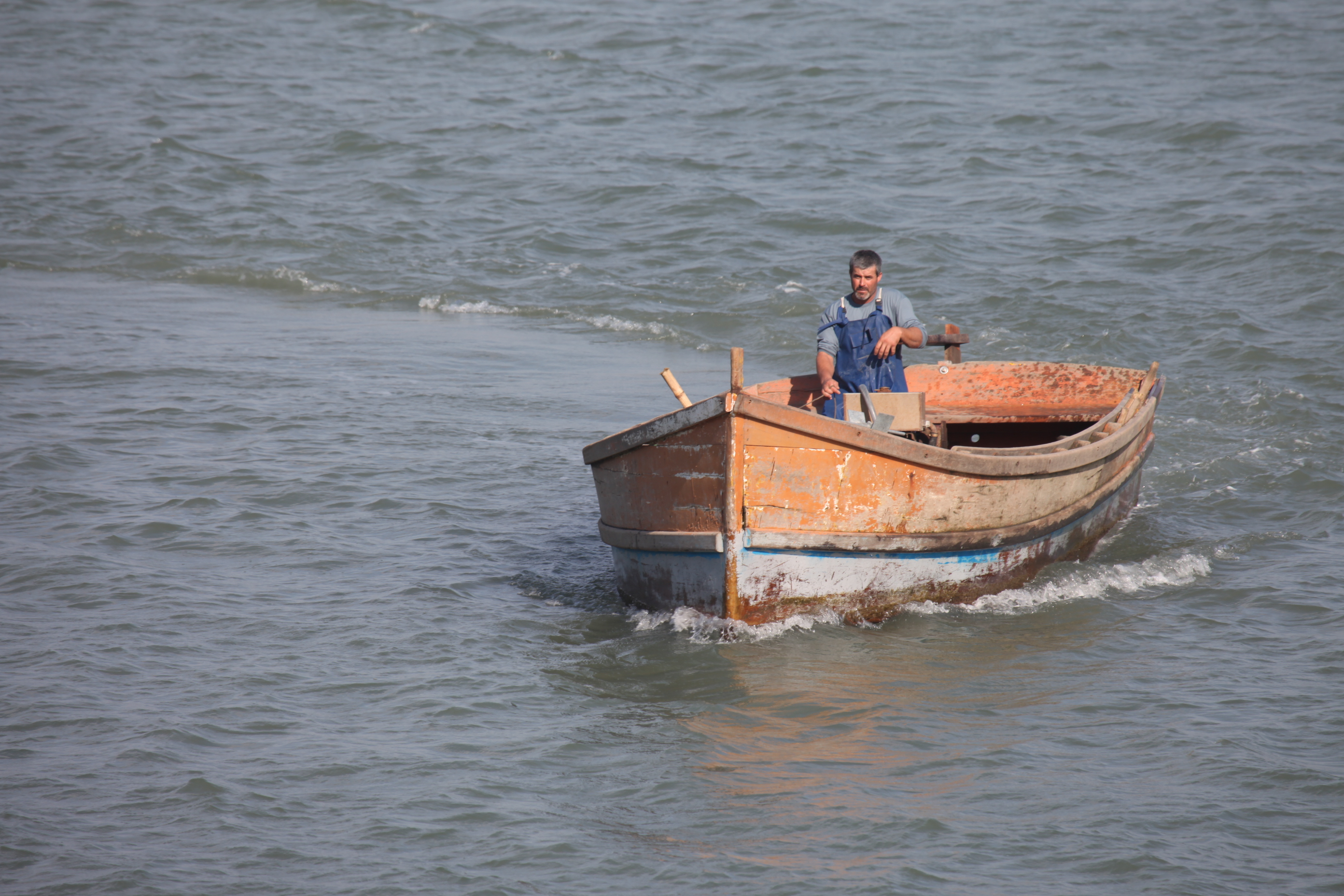 Técnicos da Cidasc coletam amostras da água do mar para medir o nível de toxinas. Foto: Fábio Queiroz / Agência AL