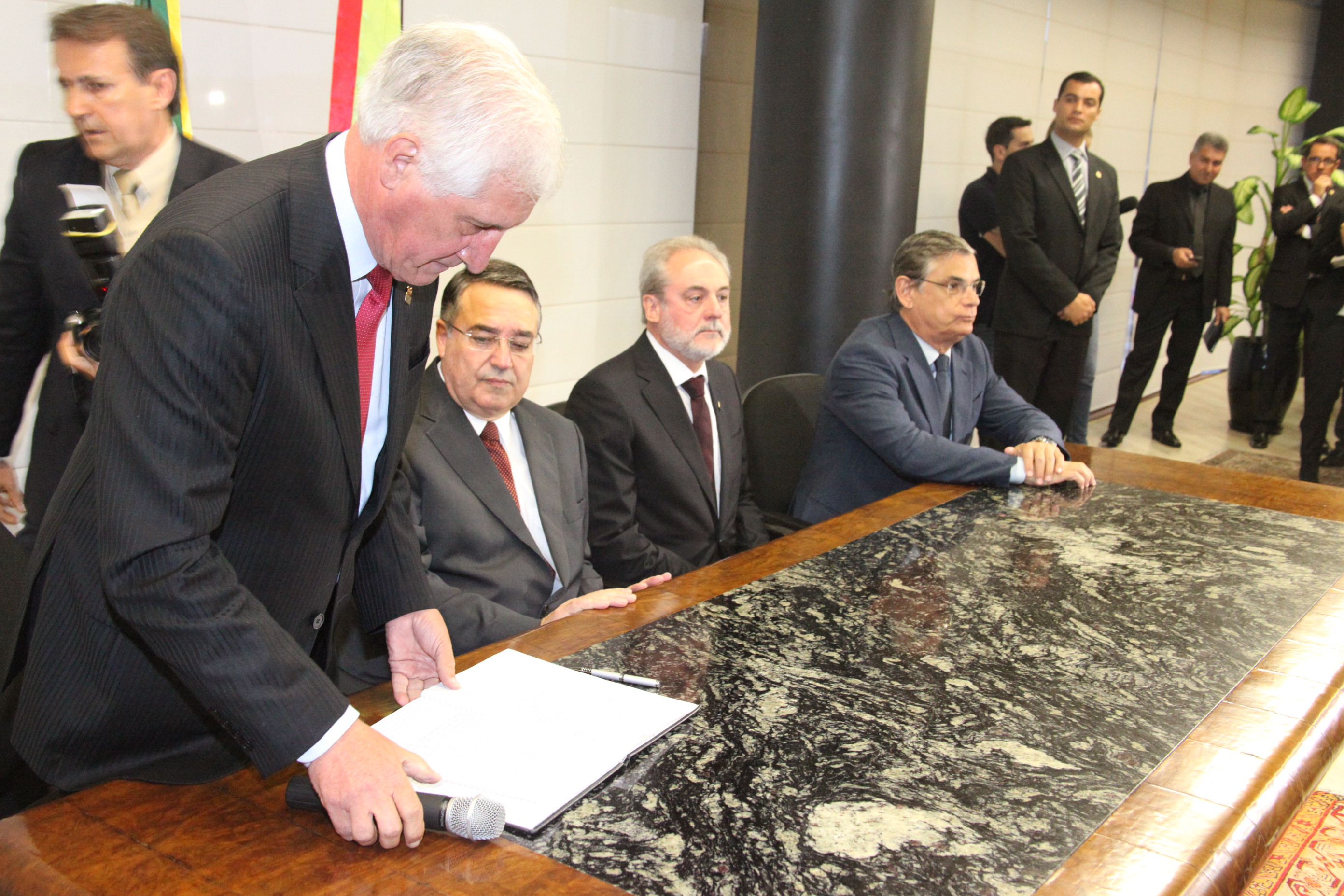 Presidente do Tribunal de Justiça de SC Nelson Schaefer toma posse como governador interino. Foto: Fábio Queiroz / Agência AL