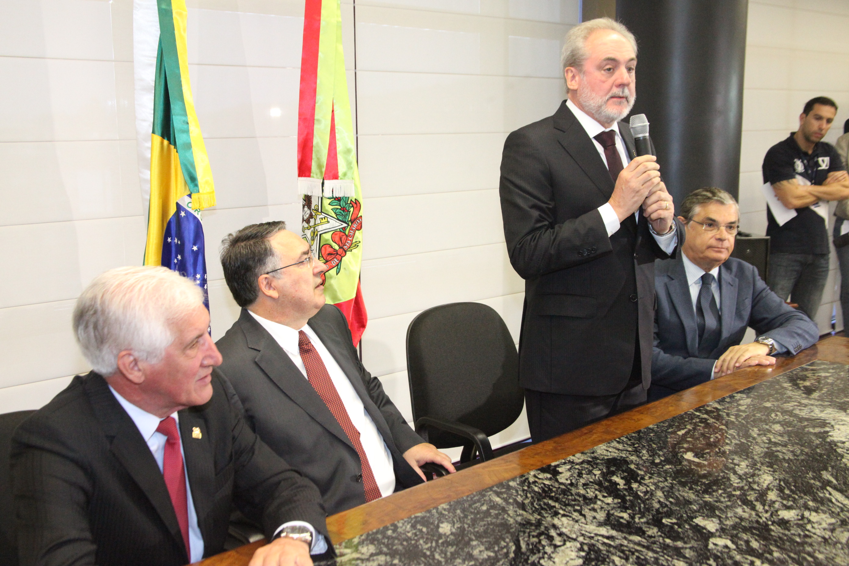 Presidente do Tribunal de Justiça de SC Nelson Schaefer toma posse como governador interino. Foto: Fábio Queiroz / Agência AL
