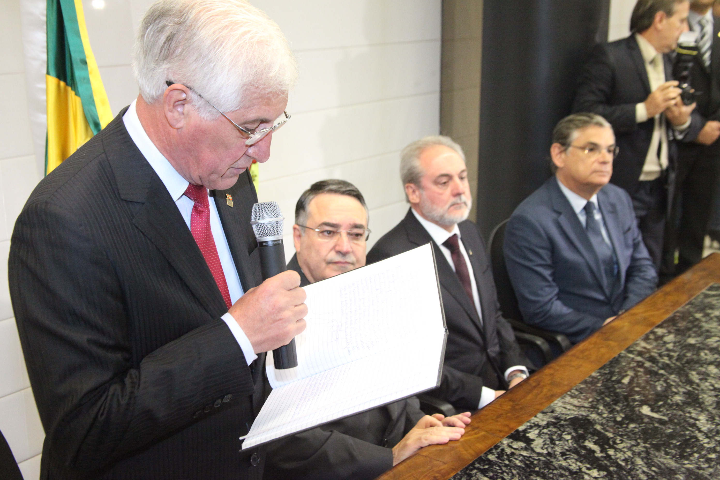Presidente do Tribunal de Justiça de SC Nelson Schaefer toma posse como governador interino. Foto: Fábio Queiroz / Agência AL