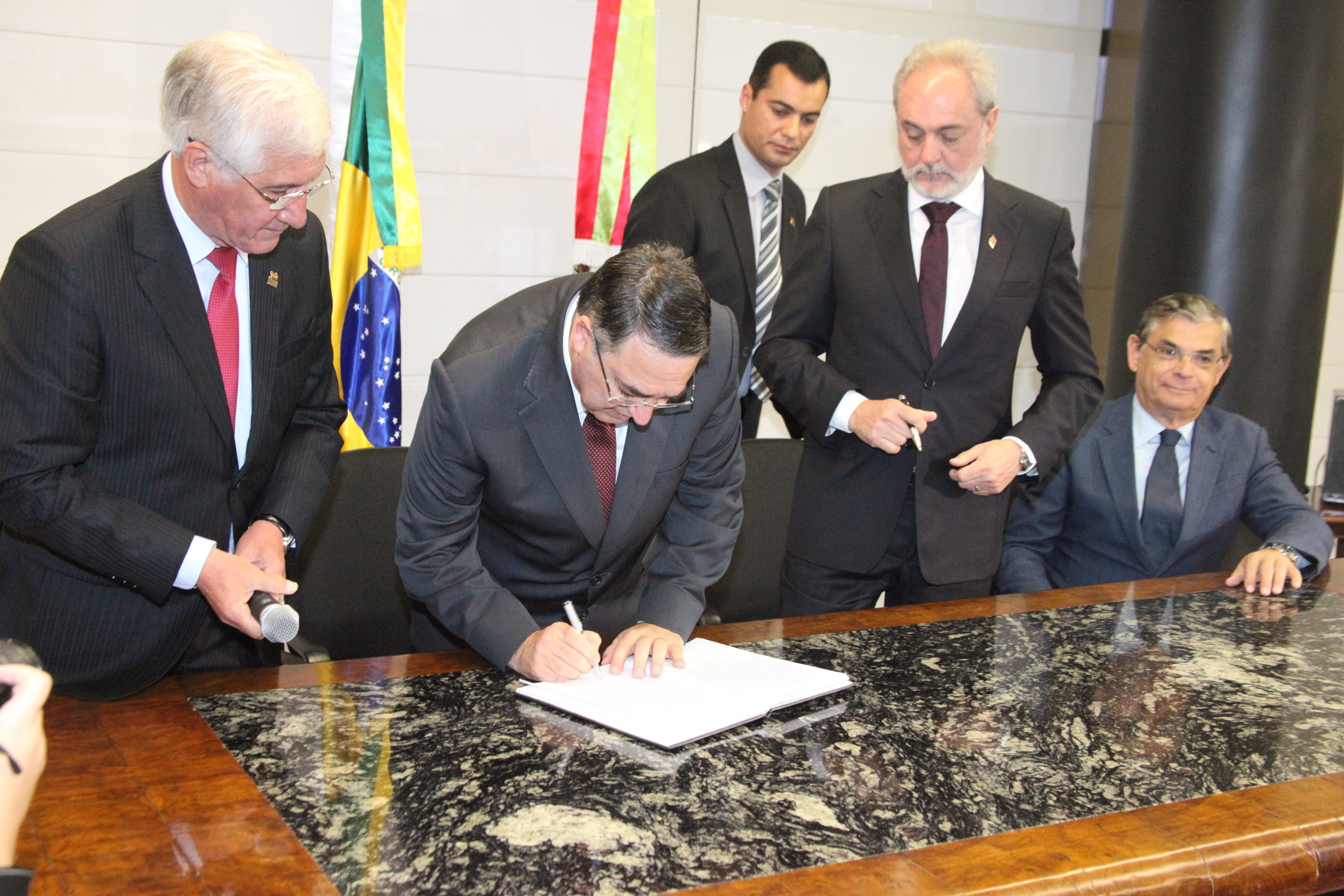 Presidente do Tribunal de Justiça de SC Nelson Schaefer toma posse como governador interino. Foto: Fábio Queiroz / Agência AL