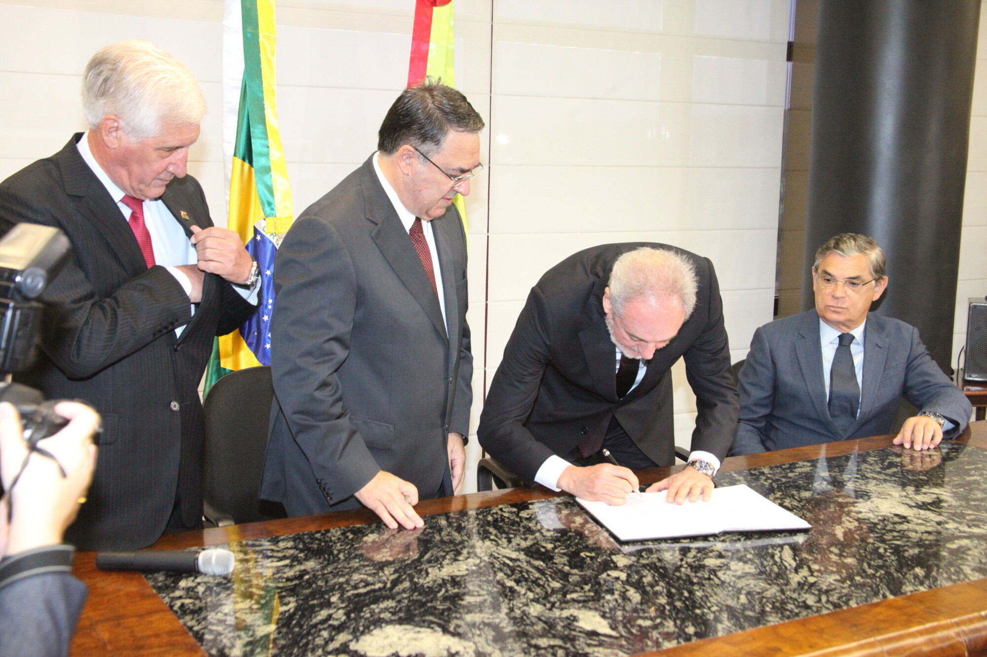 Desembargador Nelson Schaefer assume governo interinamente. FOTOS: Fábio Queiroz