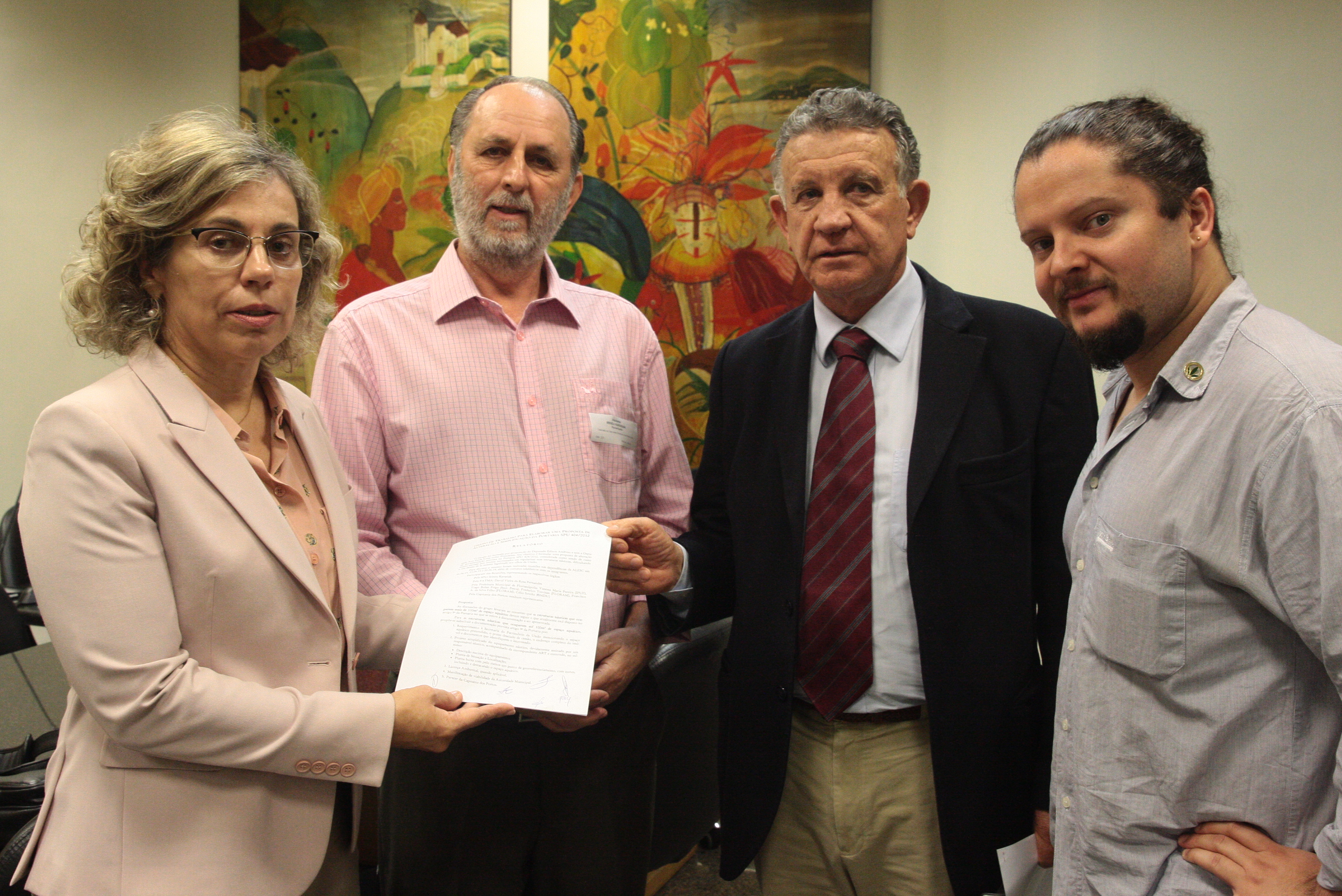 Deputados Ana Paula Lima (PT) e Edison Andrino (PMDB) recebem proposta de alteração e simplificação da Portaria SPU 404/2012. Foto: Eduardo Guedes de Oliveira / Agência AL