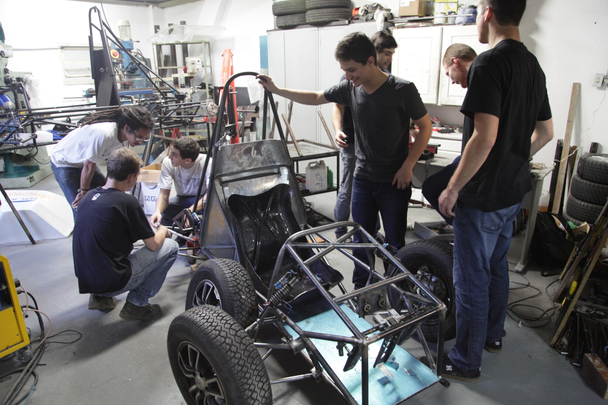 Estudantes trabalham desde maio na montagem dos carros para a disputa da Fórmula SAE. FOTO: Solon Soares/Agência AL