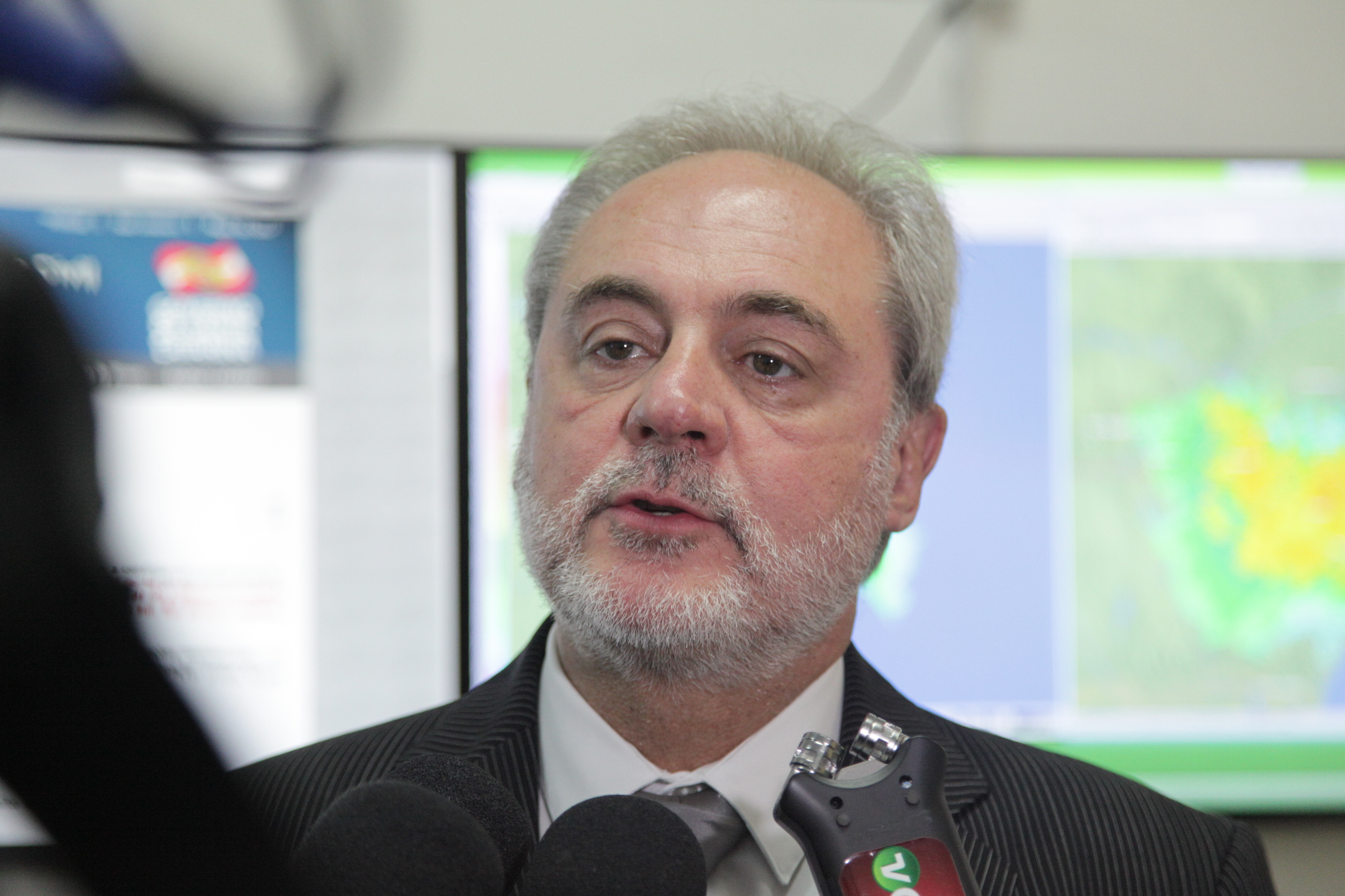 Governador interino, Nelson Schaefer.