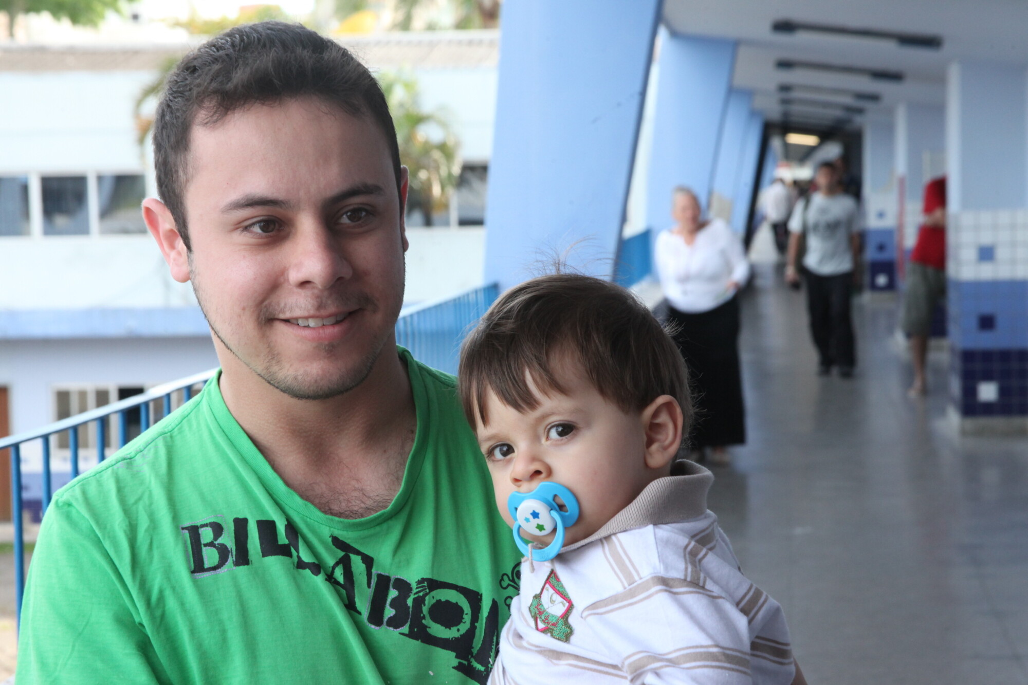 O técnico em radiologia Bruno Henrique Silveira foi votar com o filho Bernardo. FOTOS: Fábio Queiroz/Agência AL