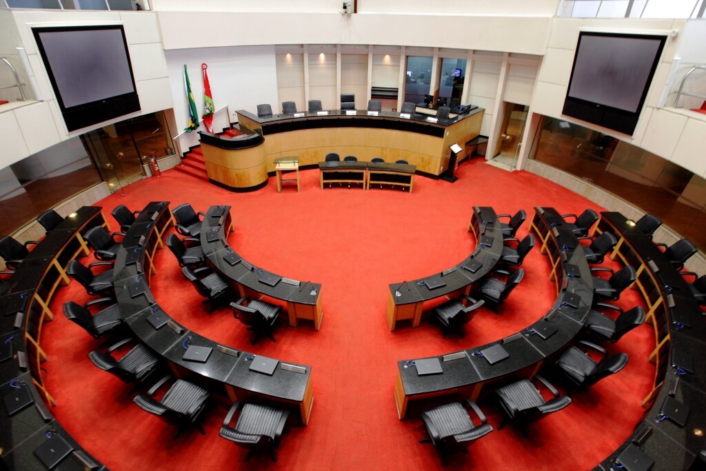 Apuração aponta renovação de 32,5% do parlamento