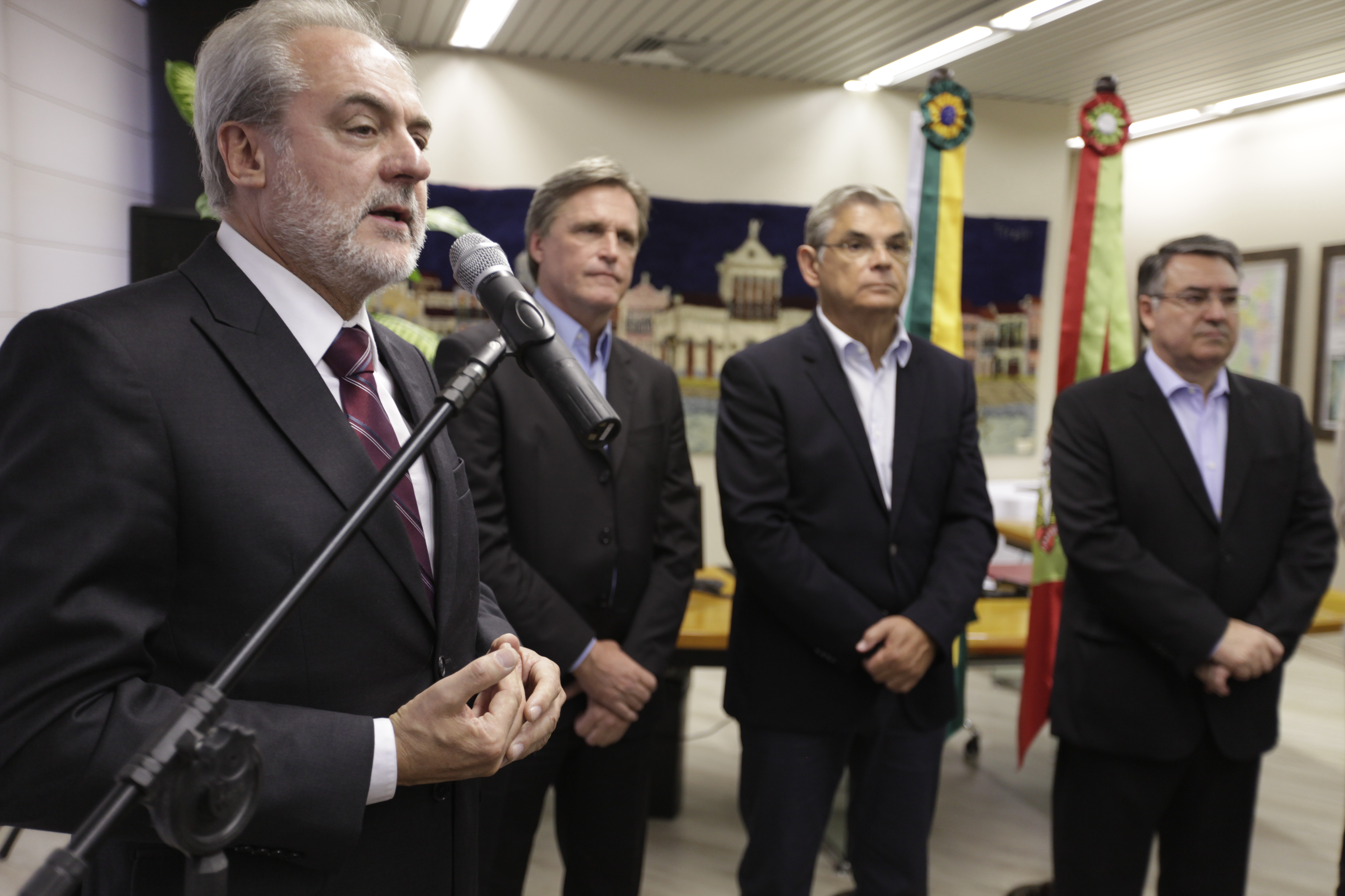 Governador Raimundo Colombo reasume o cargo no Executivo. Fotos: Carlos Kilian/Agência AL
