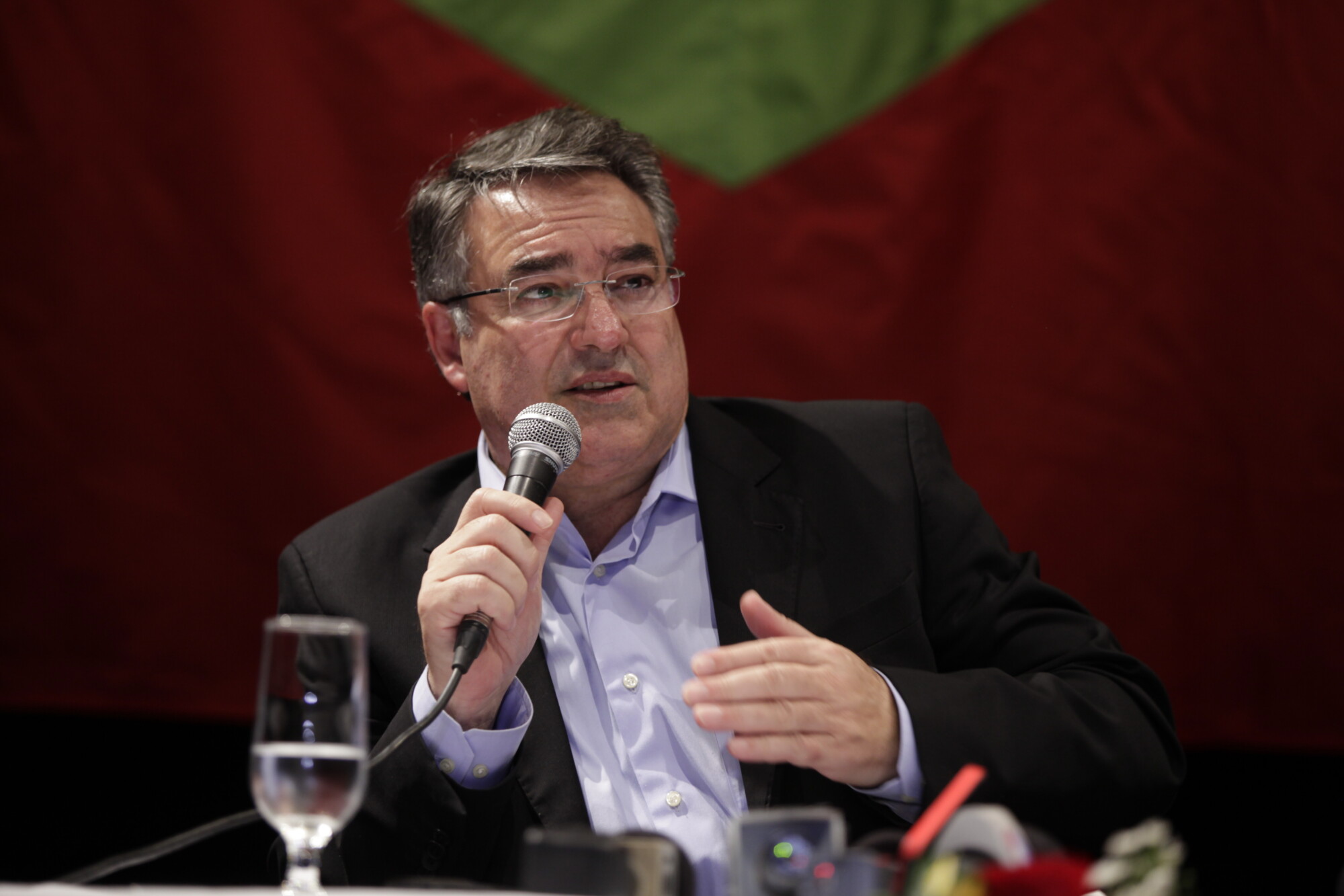 Governador reeleito concedeu coletiva após reassumir o cargo, nesta segunda (6). FOTO: Carlos Kilian/Agência AL