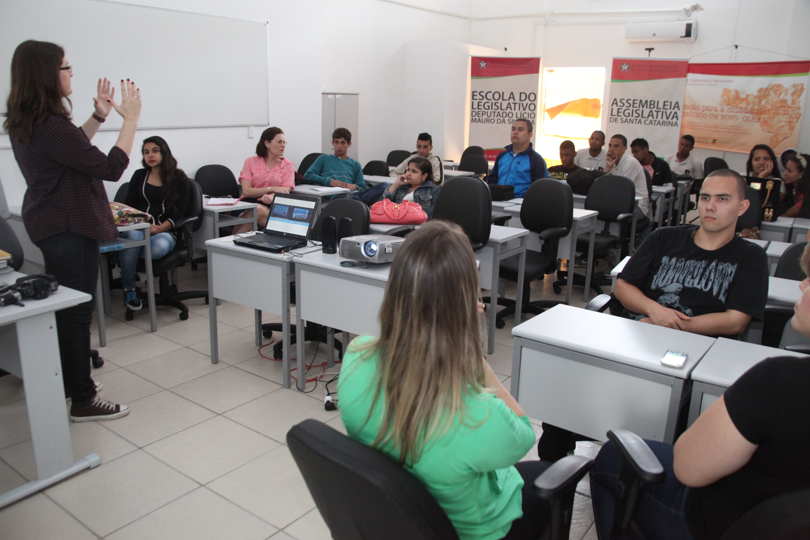 Escola do Legislativo promove Curso Básico de Fotografia ministrado pela repórter fotográfica Miriam Zomer para estagiários do Programa Antonieta de Barros. Foto: Fábio Queiroz / Agência AL