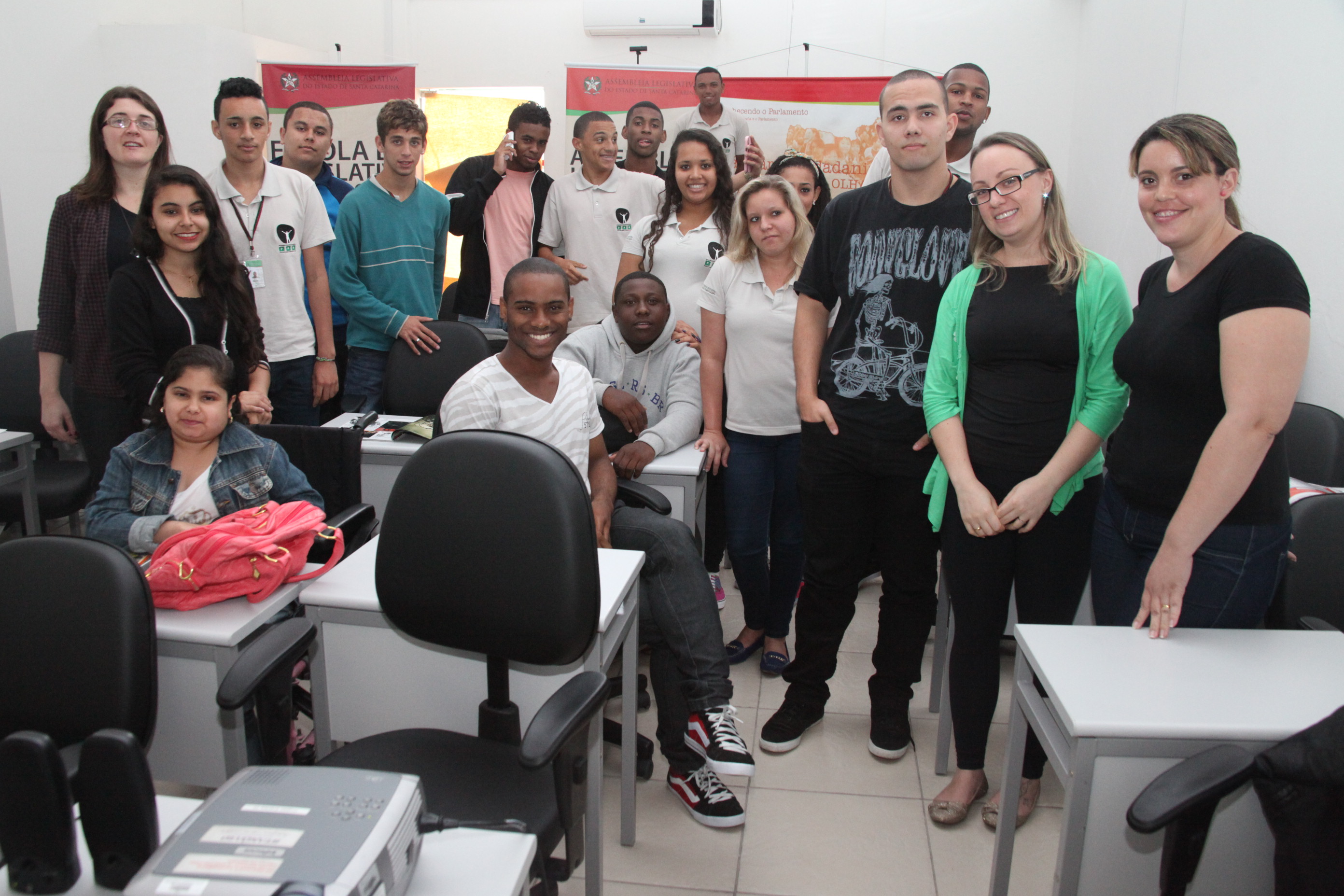 Escola do Legislativo promove Curso Básico de Fotografia ministrado pela repórter fotográfica Miriam Zomer para estagiários do Programa Antonieta de Barros. Foto: Fábio Queiroz / Agência AL
