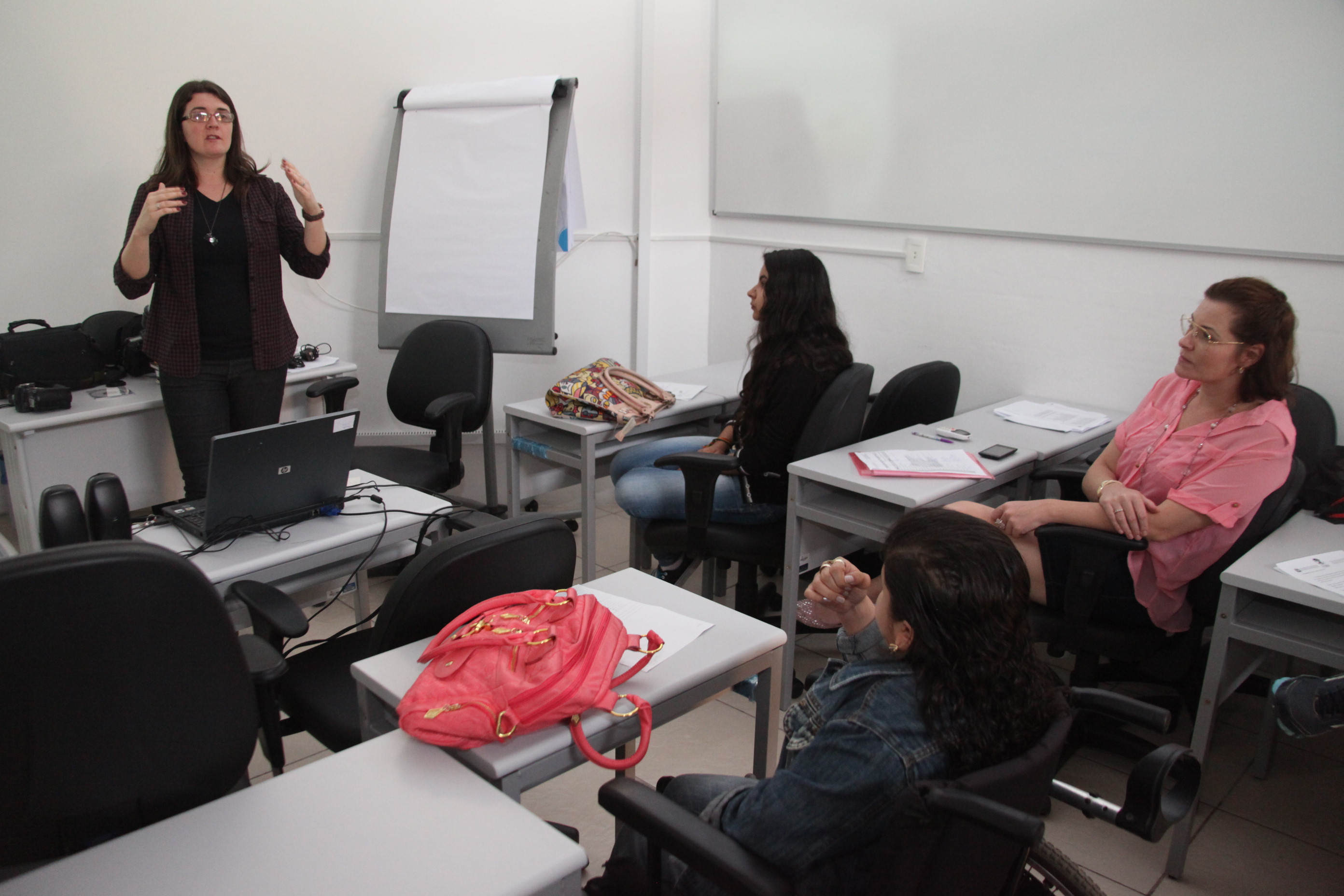 Escola do Legislativo promove Curso Básico de Fotografia ministrado pela repórter fotográfica Miriam Zomer para estagiários do Programa Antonieta de Barros. Foto: Fábio Queiroz / Agência AL