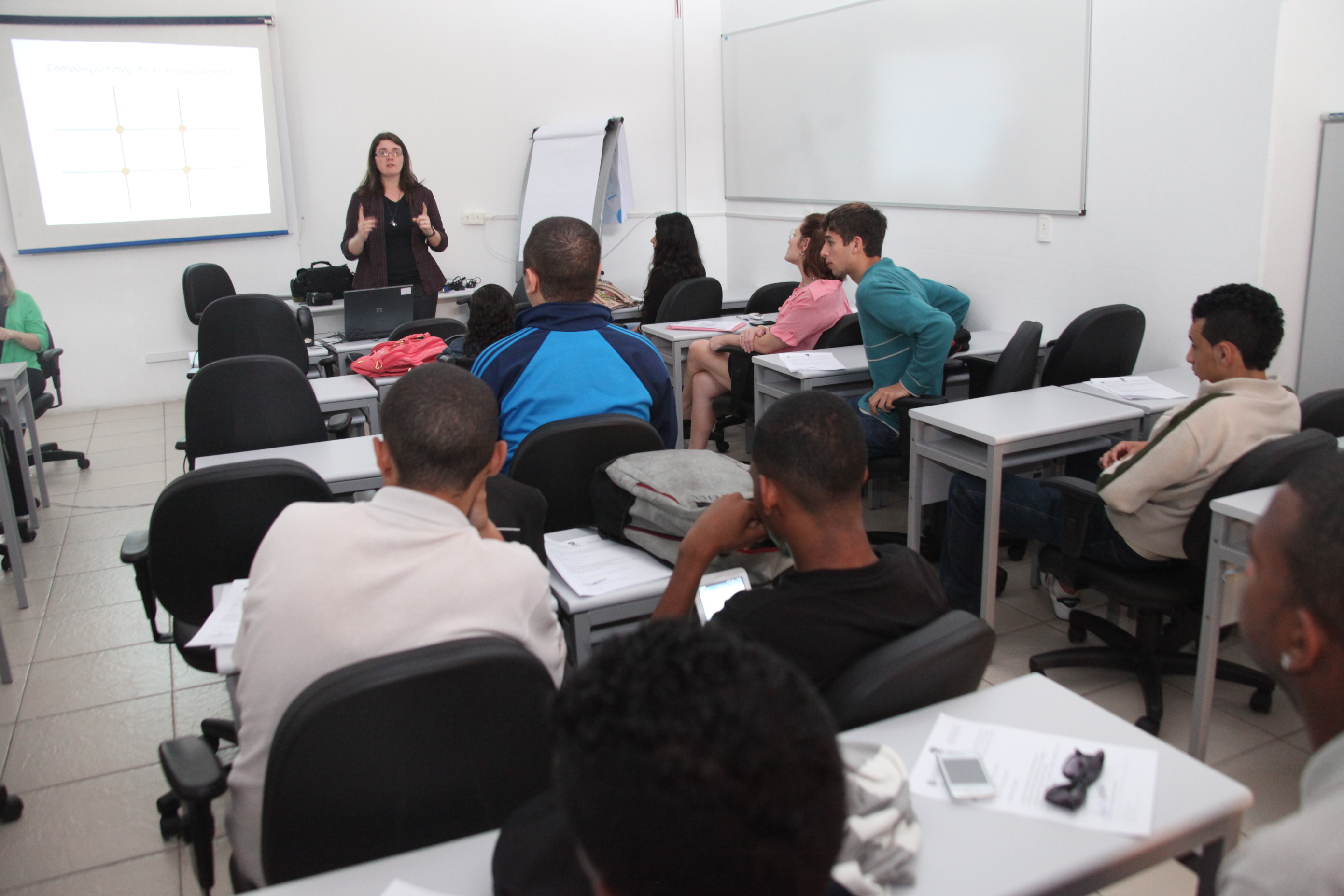 Escola do Legislativo promove Curso Básico de Fotografia ministrado pela repórter fotográfica Miriam Zomer para estagiários do Programa Antonieta de Barros. Foto: Fábio Queiroz / Agência AL