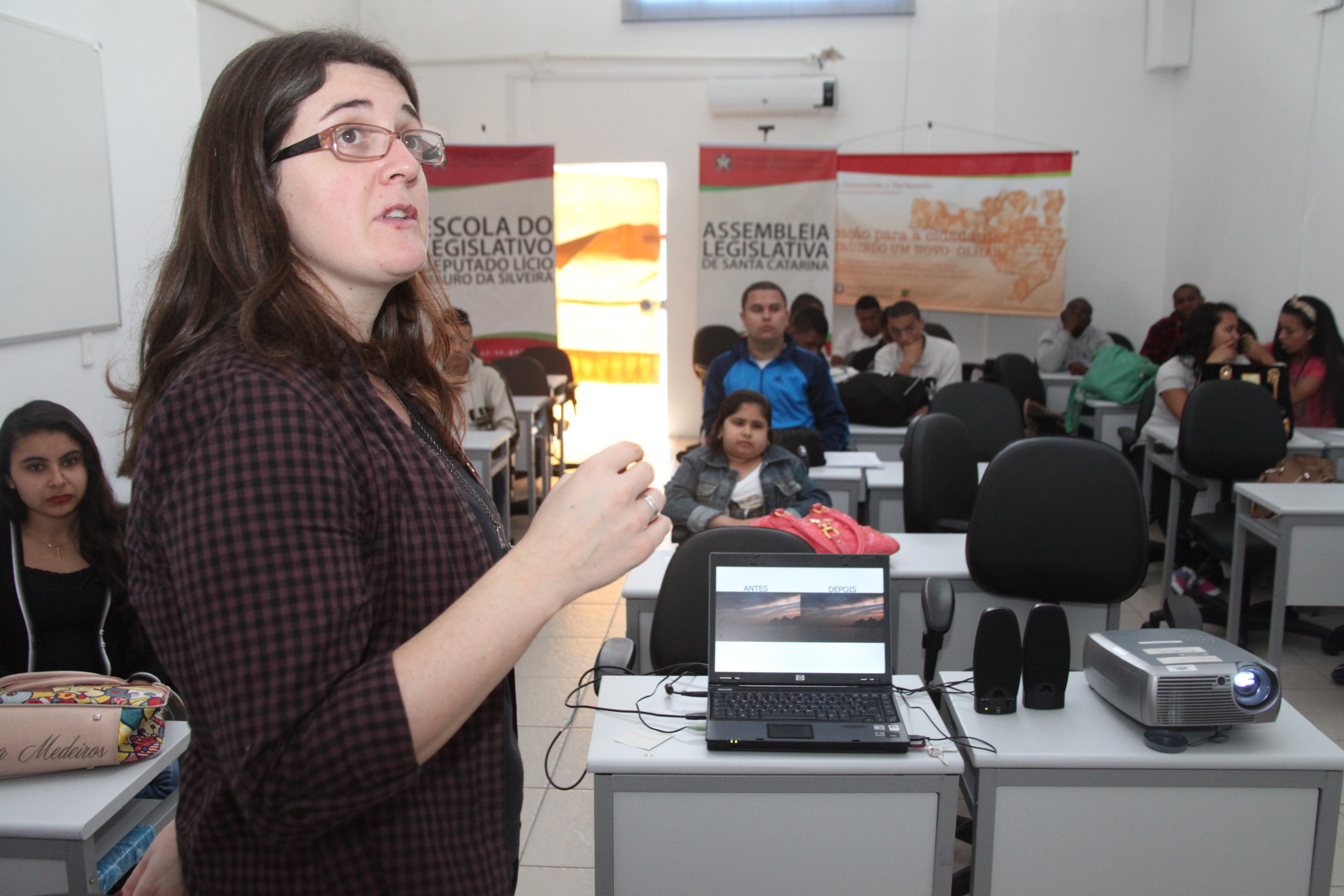Escola do Legislativo promove Curso Básico de Fotografia ministrado pela repórter fotográfica Miriam Zomer para estagiários do Programa Antonieta de Barros. Foto: Fábio Queiroz / Agência AL