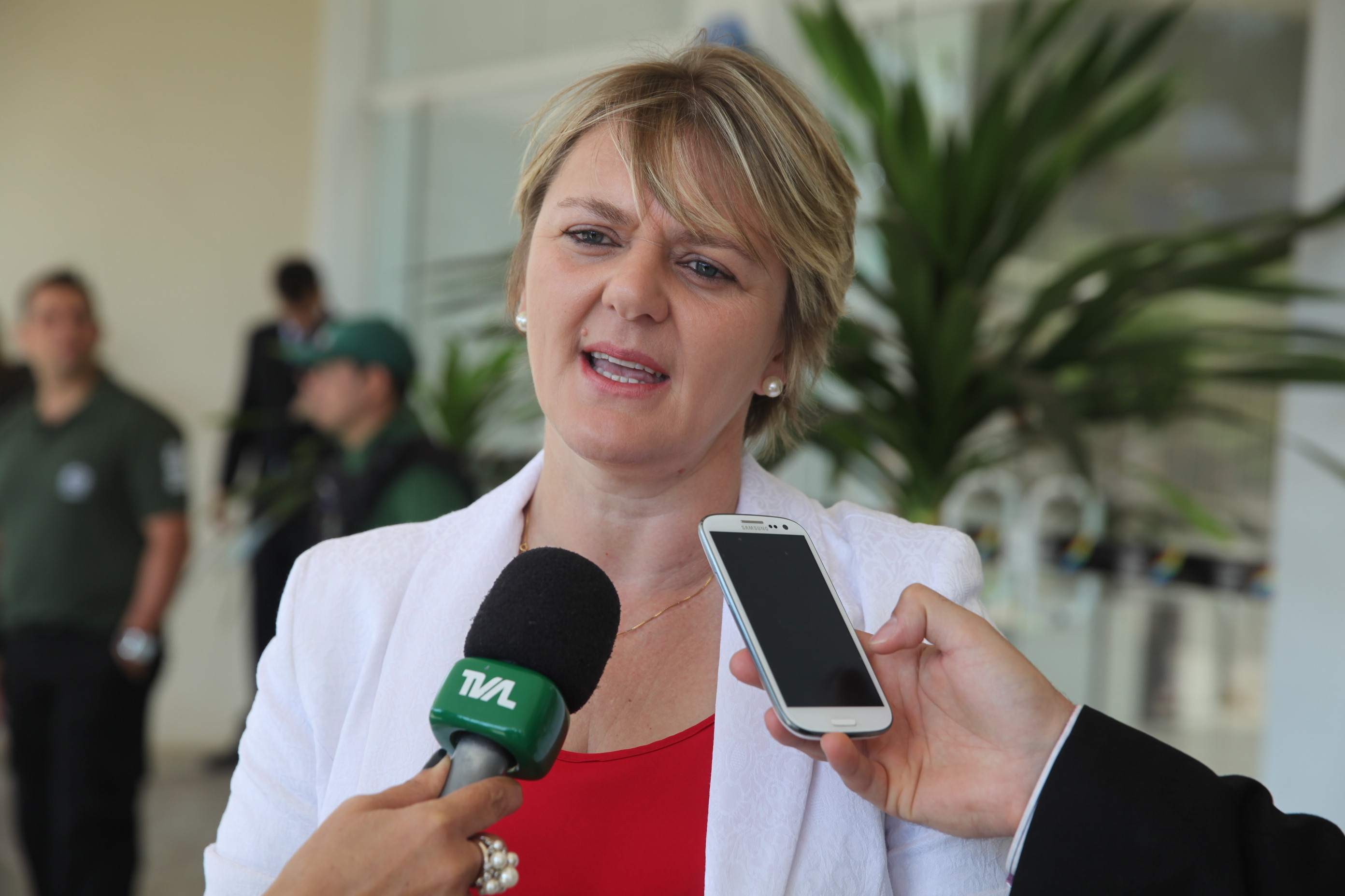 Deputada Luciane Carminati (PT) - Assinatura sobre estudos da Ferrovia da Integração - Chapecó. Foto: Miriam Zomer/Agência AL