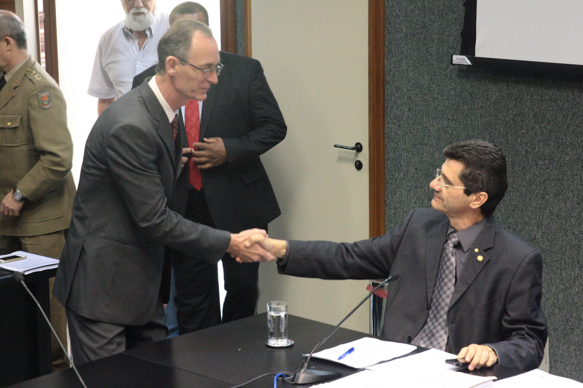 Procurador-geral Lio Marin cumprimenta o relator da CPI, deputado Jailson Lima. FOTO: Eduardo Guedes de Oliveira/Agência AL