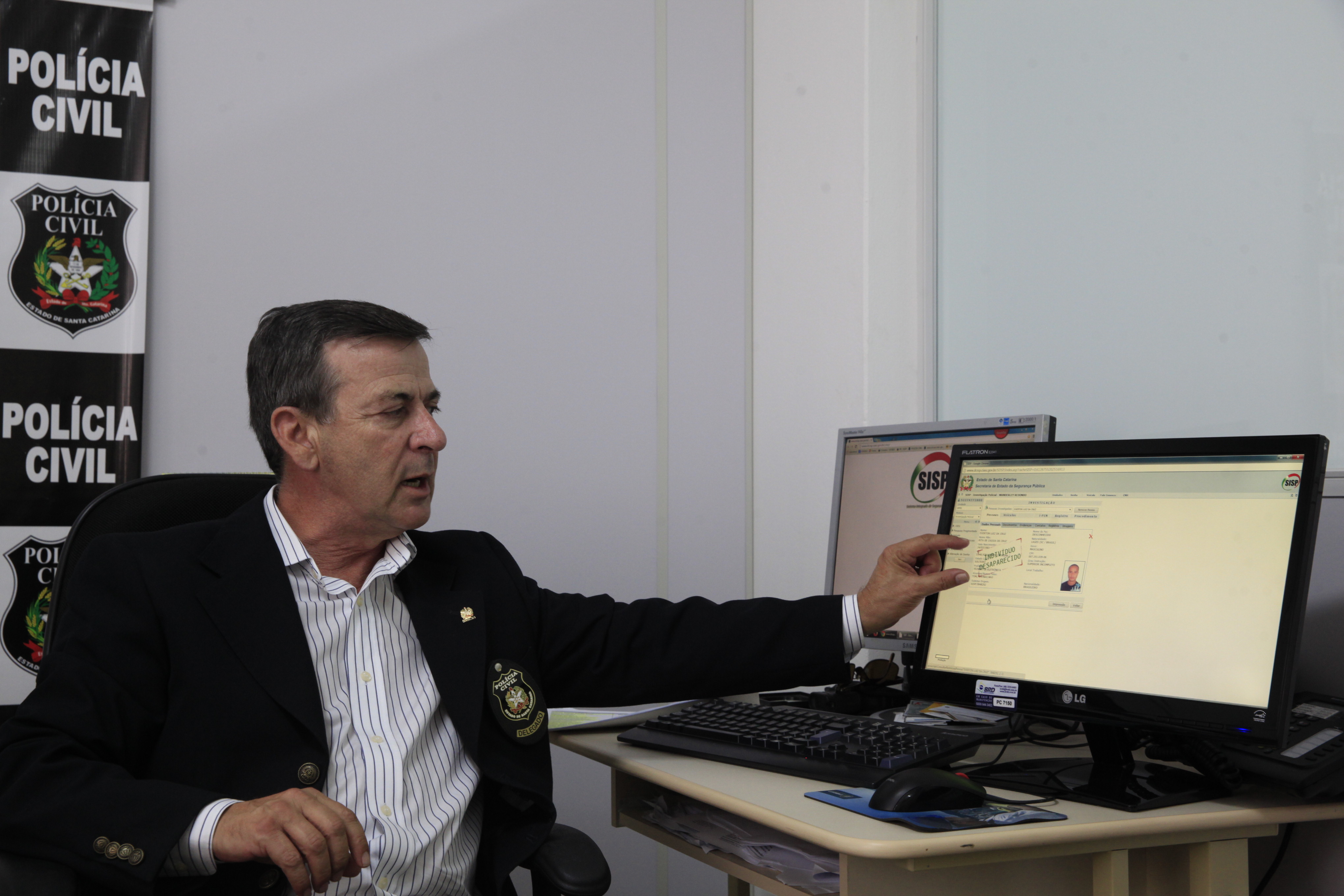 Wanderley Redondo  Delegado titular da delegacia de Policia de Pessoas Desaparecidas, demonstra o funcionamento do aplicativo que auxilia a localização de pessoas desaparecidas   Foto  Carlos Kilian/Agência  AL